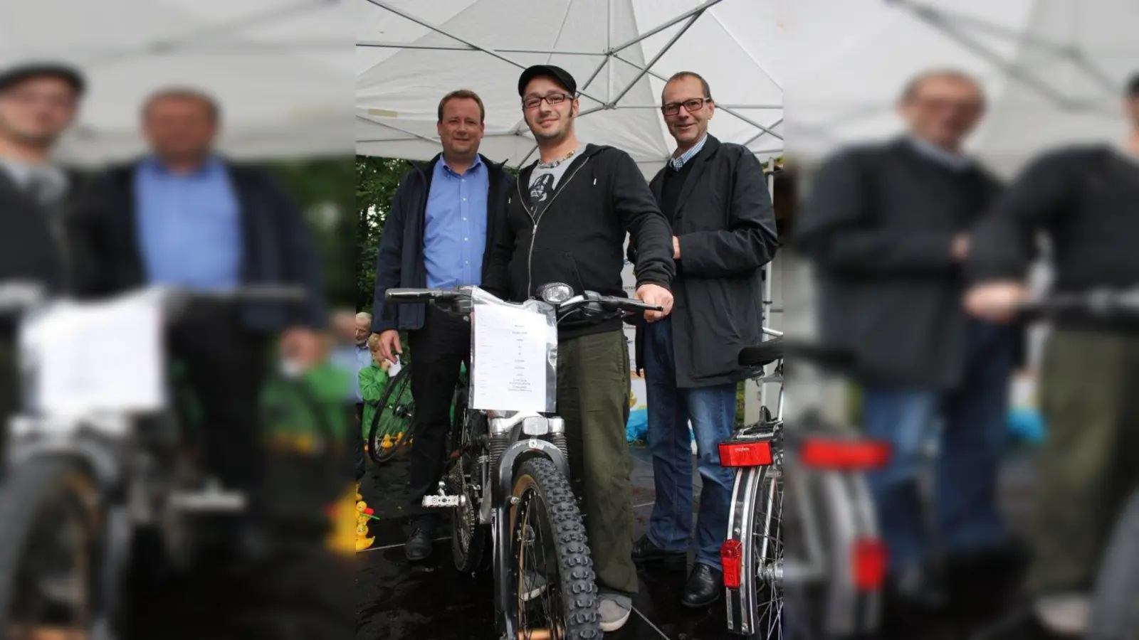 Ein Mountainbike ersteigert und Flutopfer unterstützt (v.l.): Peter Köstler (2. Bürgermeister Gräfelfing), Fritz Oberauer aus Martinsried, Florian Ernstberger (Gemeinderat aus Gräfelfing, Moderator der Versteigerung). (Foto: pi)