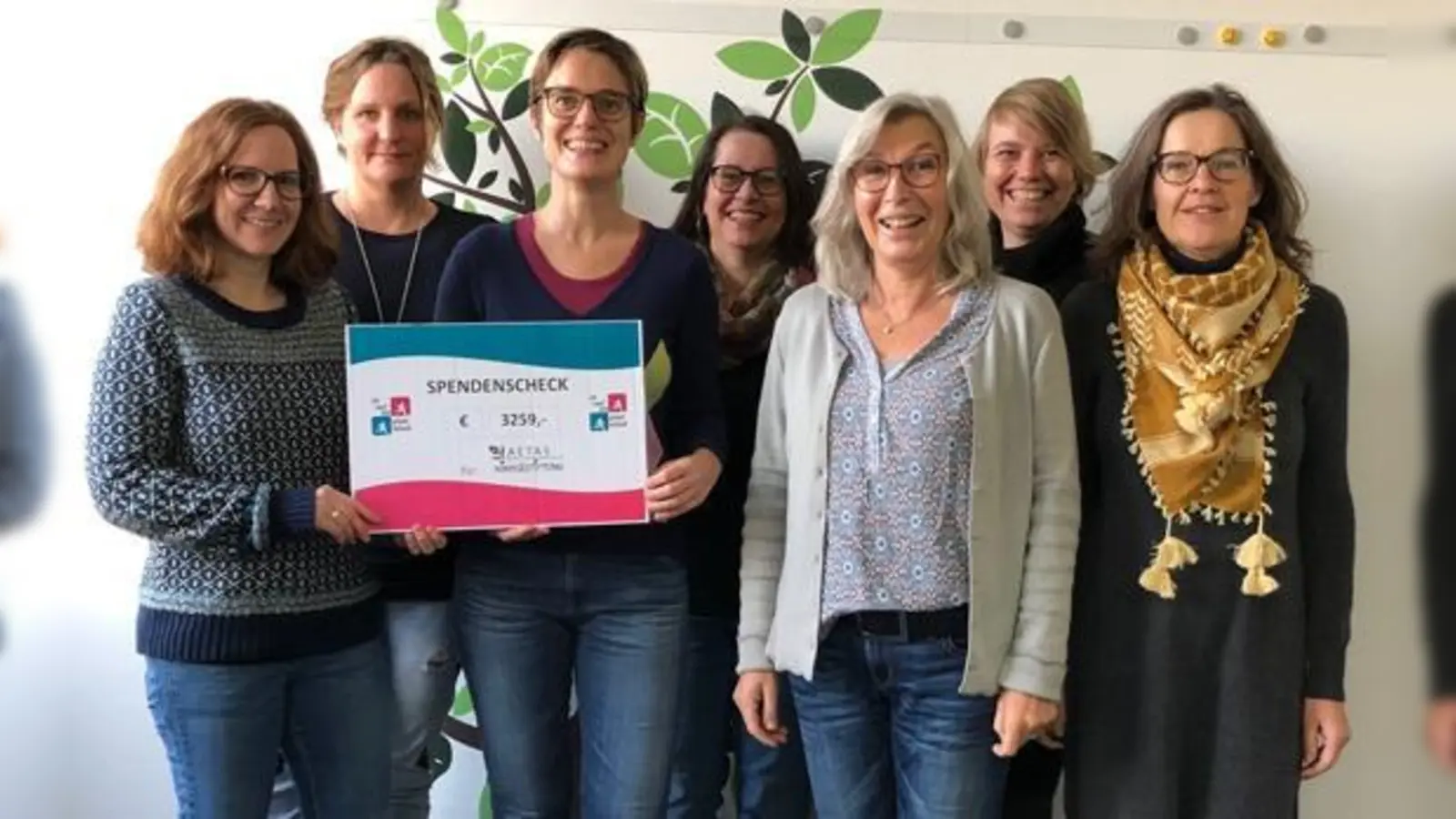 Das Team der Interventionsstelle Landkreis München: Katharina Rosinger, Tanja Böhm, Claudia Catelin, Sonja Saxinger, Ulrike Lein und Tanja Hafner zusammen mit Nina Schick (3. v. l.) von der AETAS Kinderstiftung.  (Foto: oh)