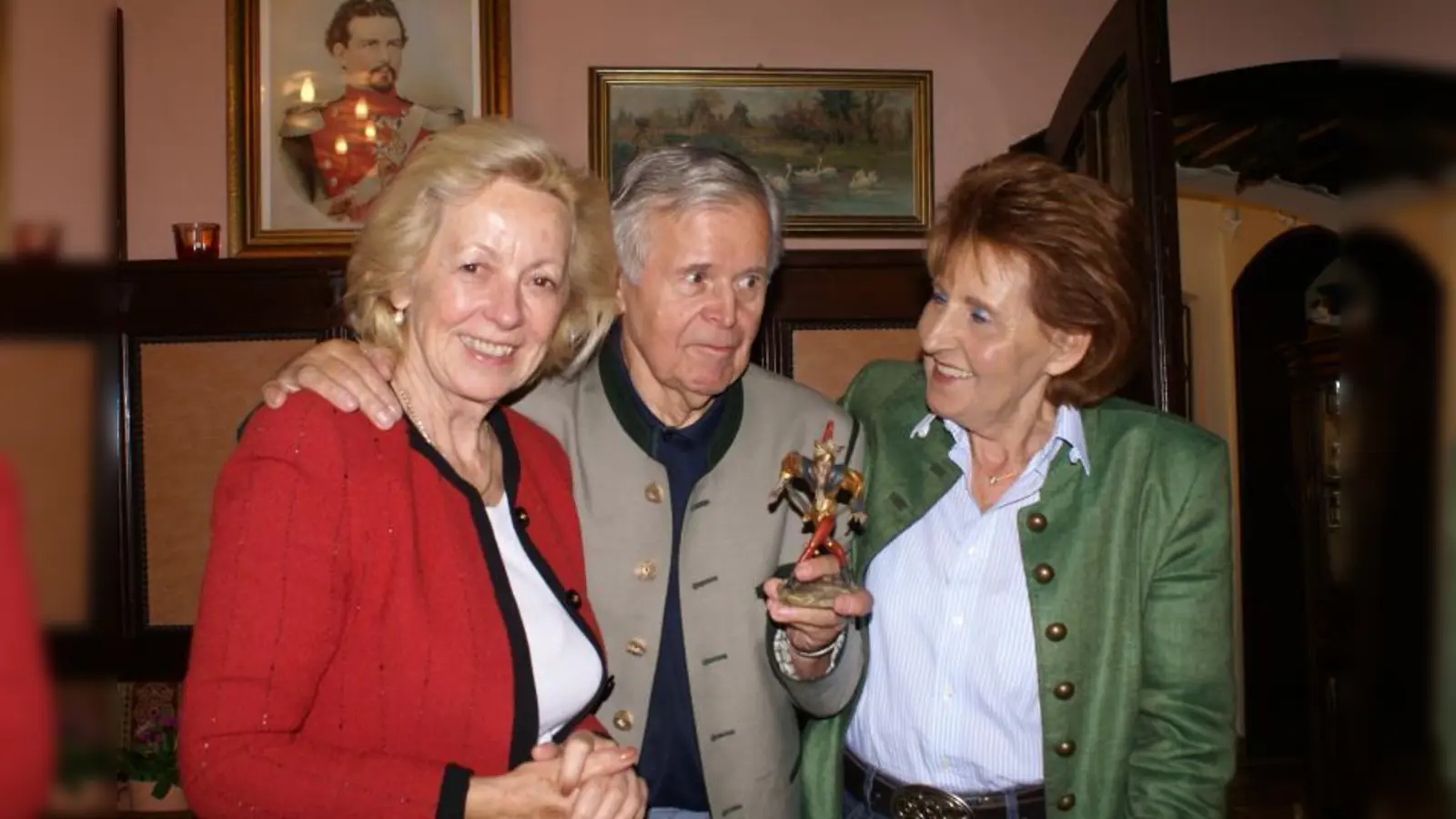 Ehrung: Klaus Dieter Schmidt bekam von Margot Günther (li.) und Helga Gebhardt einen Moriskentänzer überreicht. (Foto: pi)