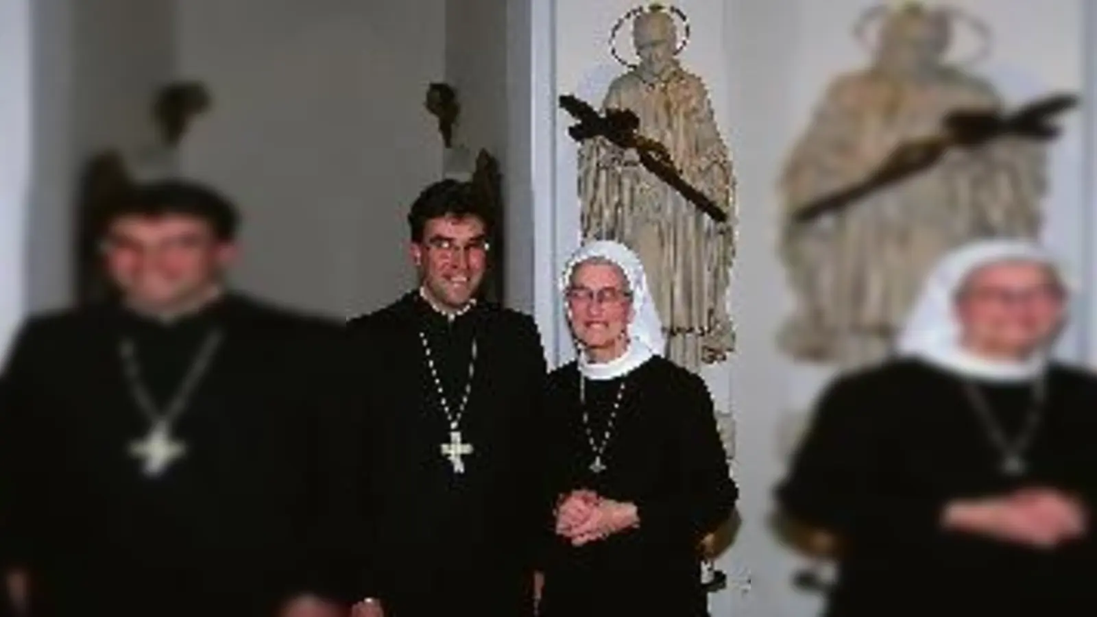 Die Generaloberin der Barmherzigen Schwestern, Schwester M. Theodolinde Mehltretter und Benediktinerabt Dr. Johannes Eckert vor der Statue des Hl. Vinzenz von Paul.  (Foto: Privat)