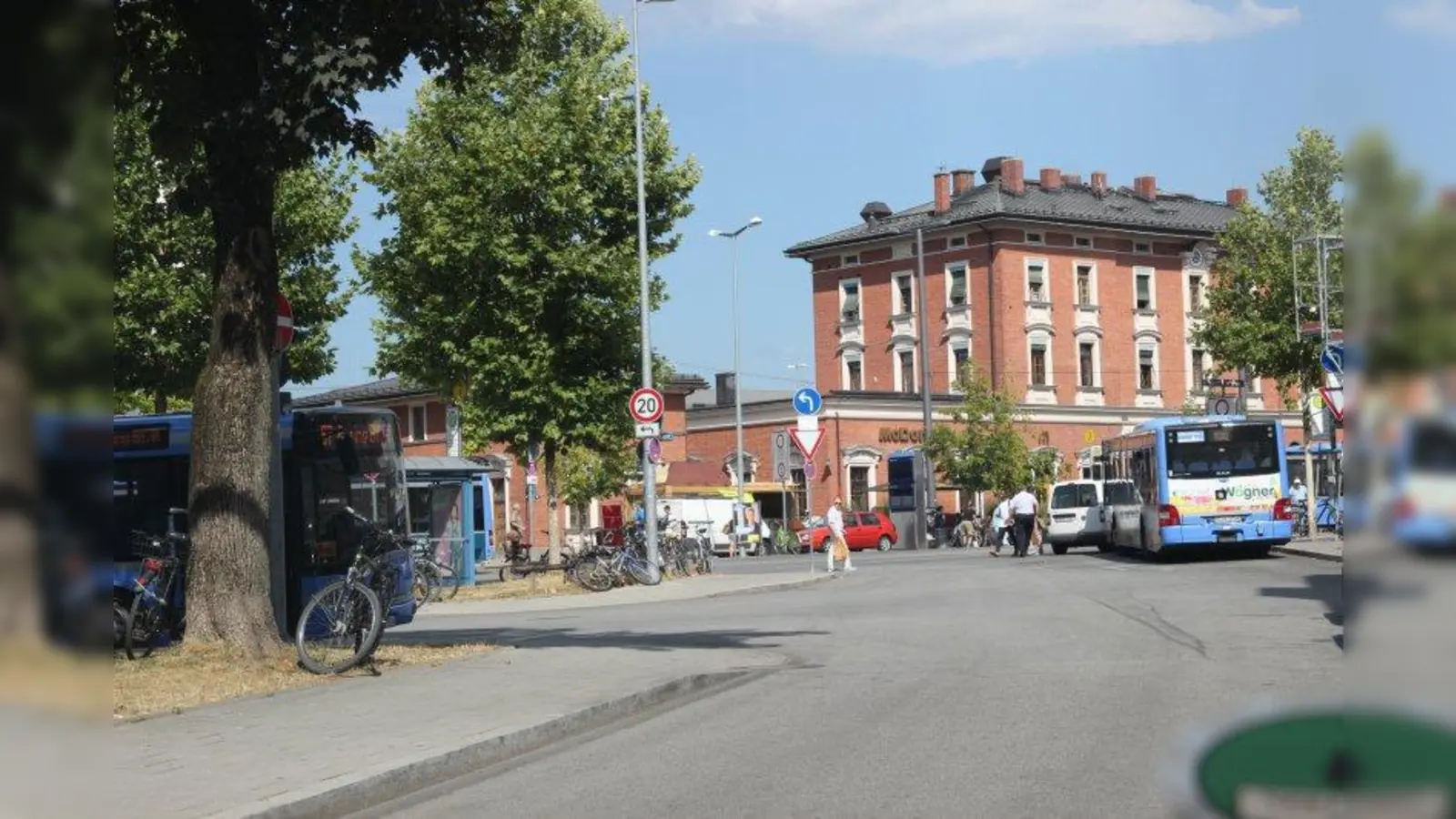 Parkplatz-Neuordnung: Links im Bild werden künftig Parkplätze ausgewiesen sein. Parkende Autos auf der südlichen Straßenseite sollen auf der Straße stehen und keinen Fußgänger oder Radfahrer mehr behindern. (Foto: us)