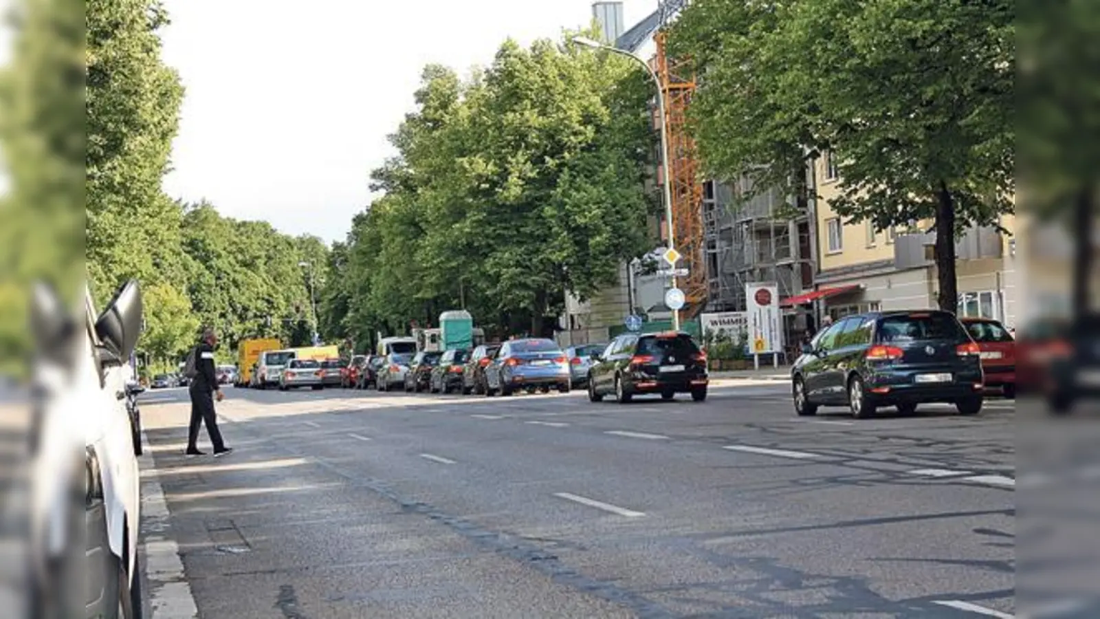 Ein schwieriges Hindernis für Fußgänger: die vierspurige Balanstraße im Bereich des Gewerbegebiets »Neue Balan«.	 (Foto: js)