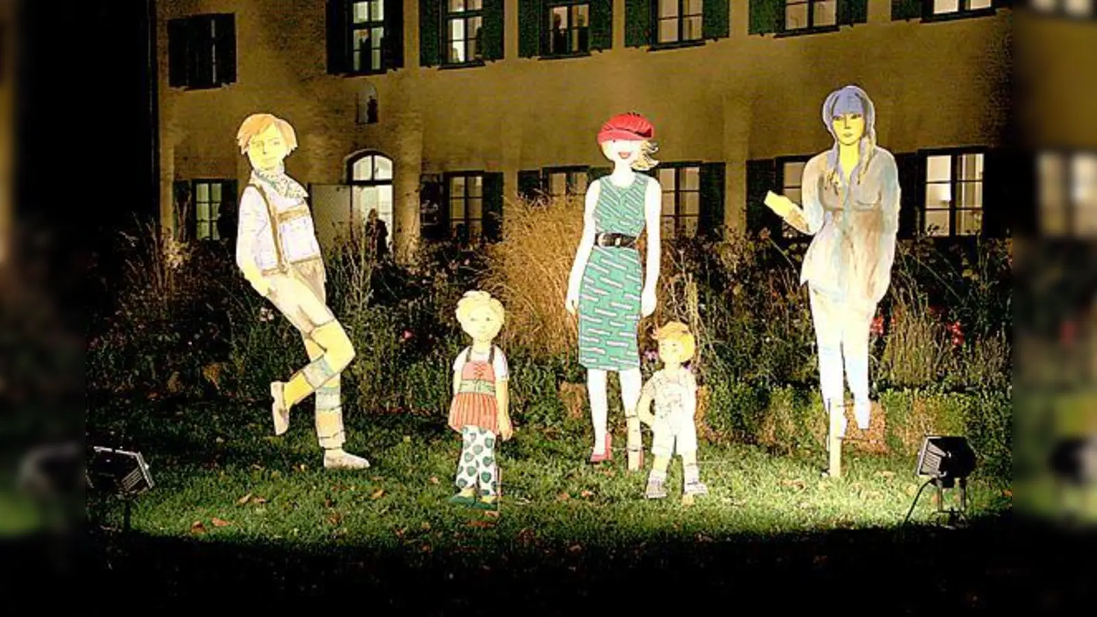 Ein ungewohnter Anblick: Bunte Personengruppen im Scheinwerferlicht auf der Wiese vor dem Pelkovenschlössl. 	 (Foto: VA)