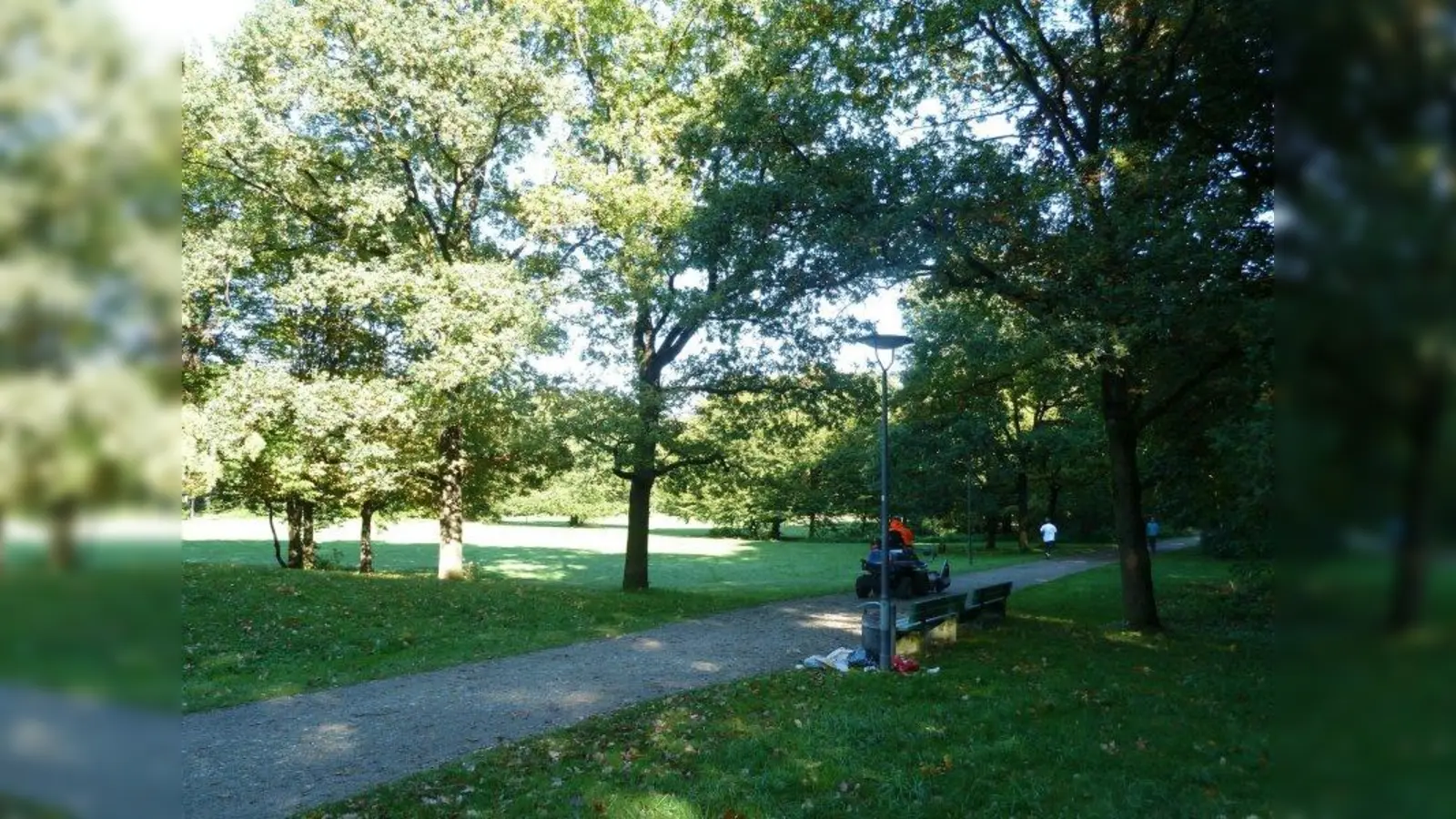 Der Hirschgarten ist insgesamt gerade in den Sommermonaten stark frequentiert, was zu einem höheren Müllaufkommen in allen Bereichen der Parkanlage führt. (Foto: sb)