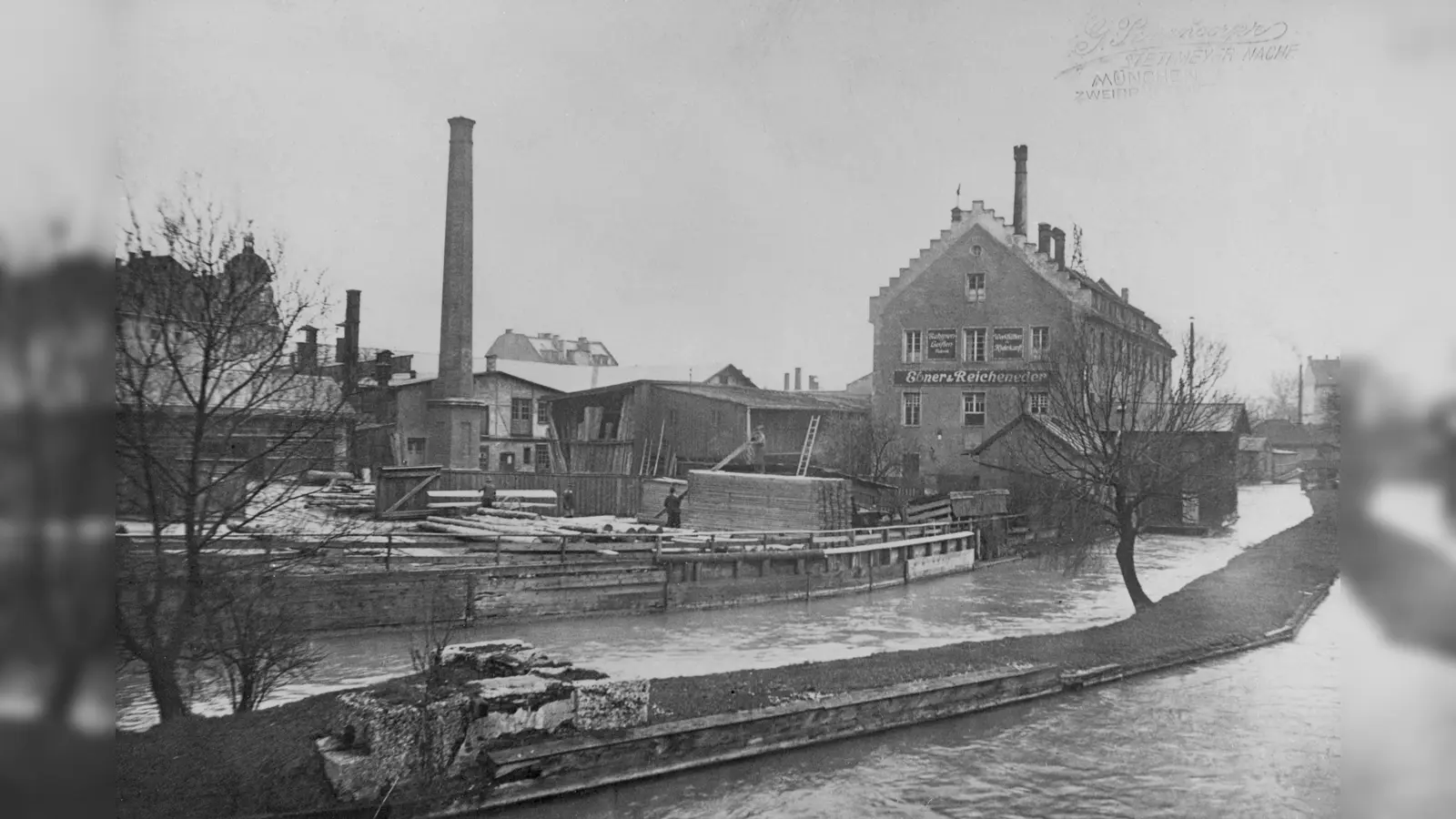 An der Kapuzinerstraße floss einst der großen Stadtbach an der Zimmerei Ebner und Reicheneder vorüber (Aufnahme gegen 1925). (Foto: Stadtarchiv München DE-1992-FS-NL-PETT1-1475)