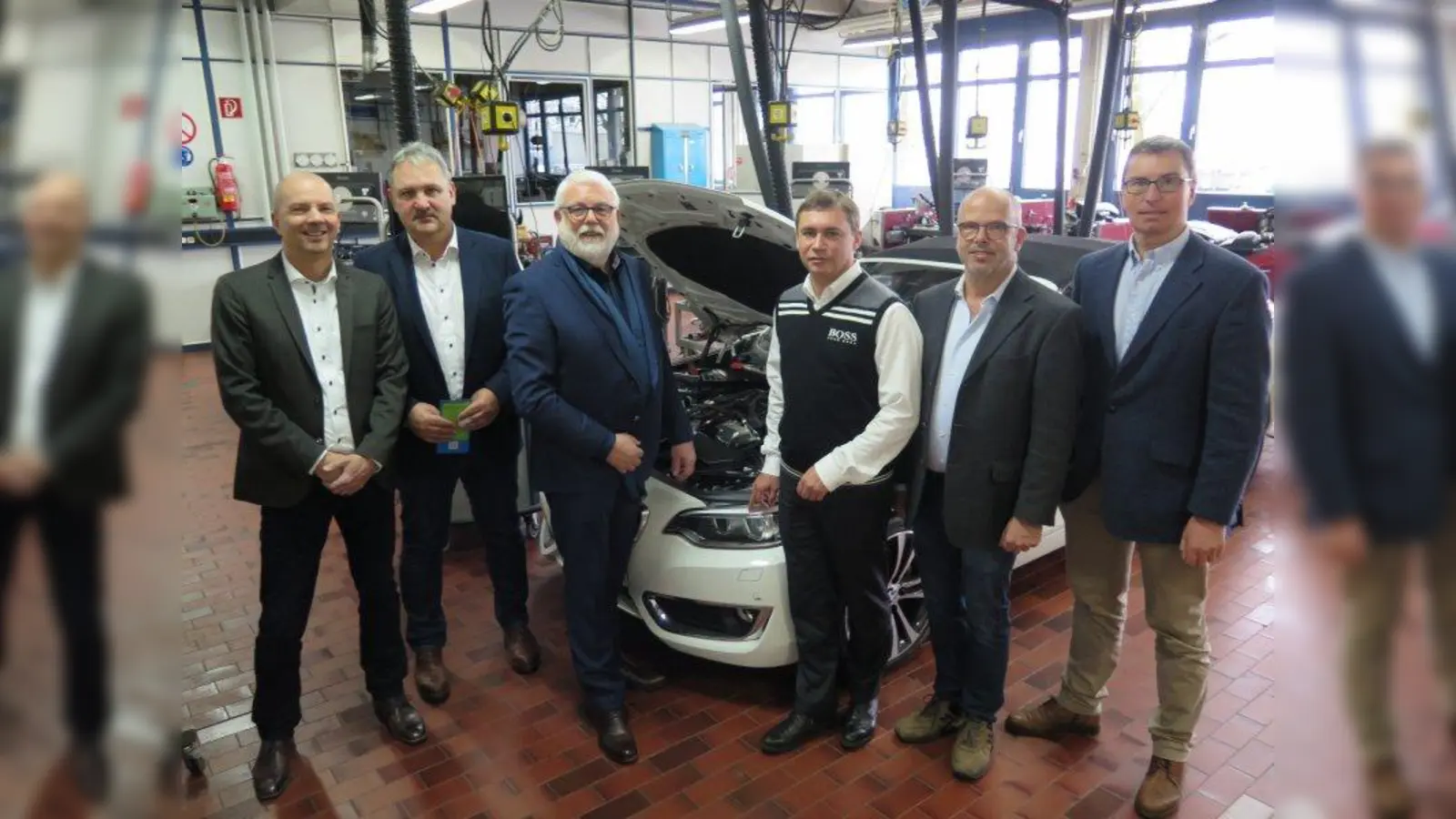 Sprachen über die Ausbildung im Kfz-Handwerk (von links): Klaus Epple (Leiter Bildungszentrum Innung), Johannes Lock (Berufsbildungsreferent Innung), Martin Güll, Richard Wagner (Obermeister Innung) und seine Stellvertreter Mario Lössl und Peter Kathan. (Foto: Innung)