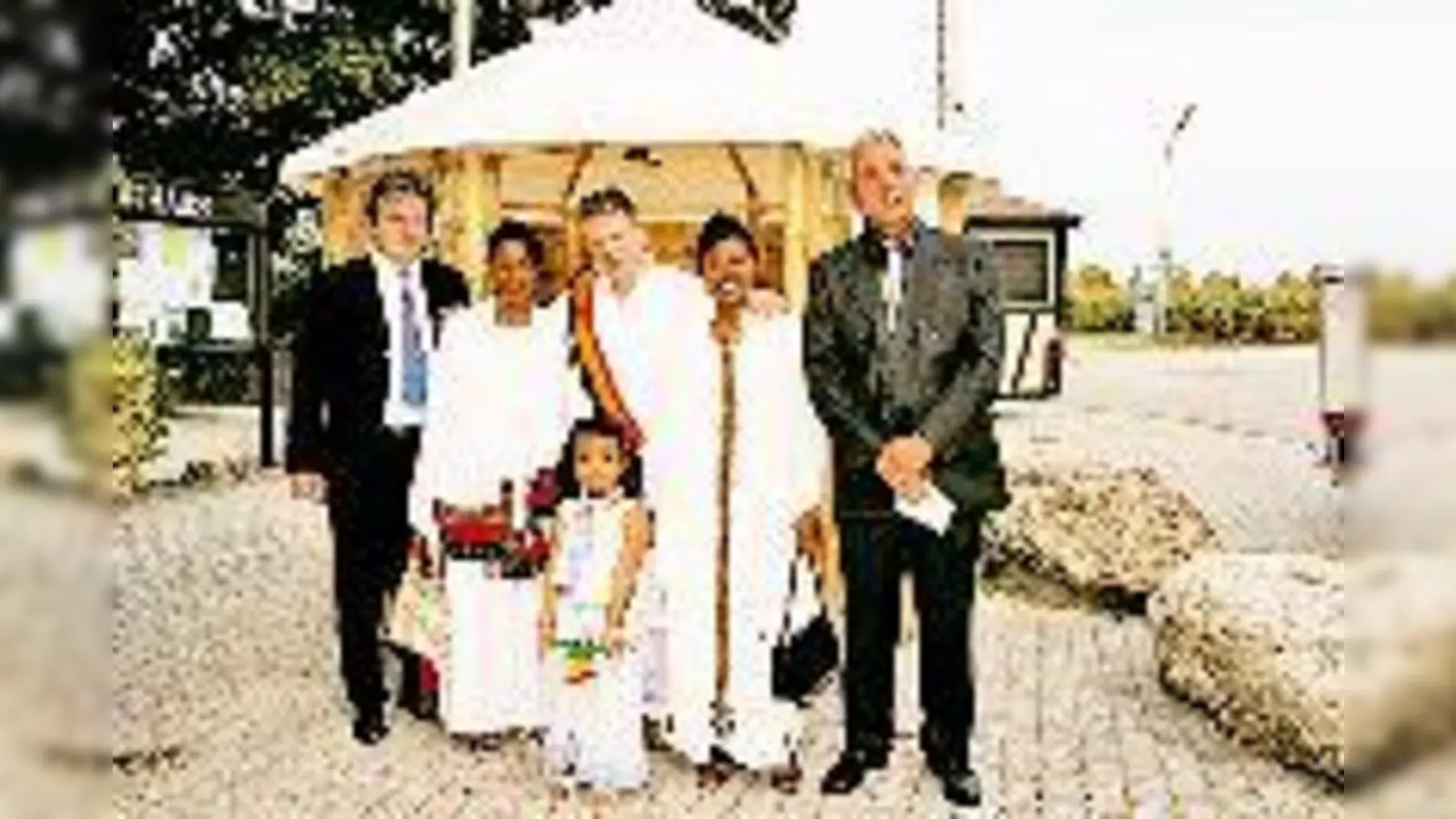 Peter Dingler, Gründervater der Partnerschaft, Etenesch Debebe, Rahel Makonen mit Ehemann und Tochter sowie Sepp Klement, Vorsitzender der Partnerschaft (v.li.) freuten sich vor dem Tukul auf ein außergewöhnliches Silvester.  (Foto: pt)