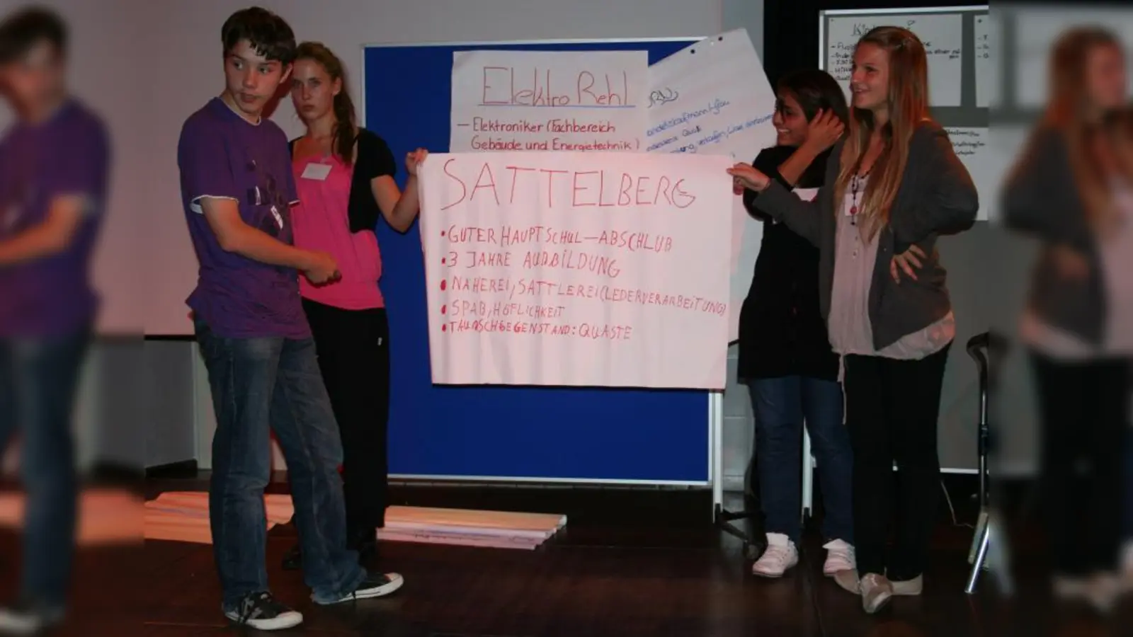 Worauf es bei einzelnen Berufen ankommt, präsentierten (v.l.) Patrick, Marina, Fatma und Resa. Vorher hatten sie in Betrieben im Westend dazu recherchiert. (Foto: tg)