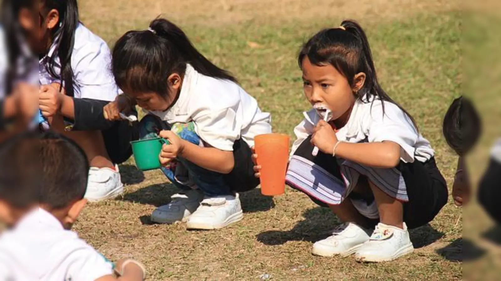 Gemeinsames Zähneputzen ist ein wichtiger Teil der Gesundheitserziehung beim Schulprojekt in Laos. 	 (Foto: privat)