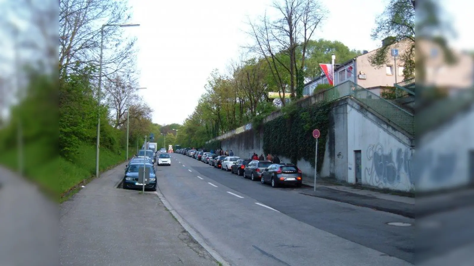 Vor dem Basketball-Spiel: Im weiten Umkreis der Bezirkssportanlage keine Parkmöglichkeit. (Foto: AH)
