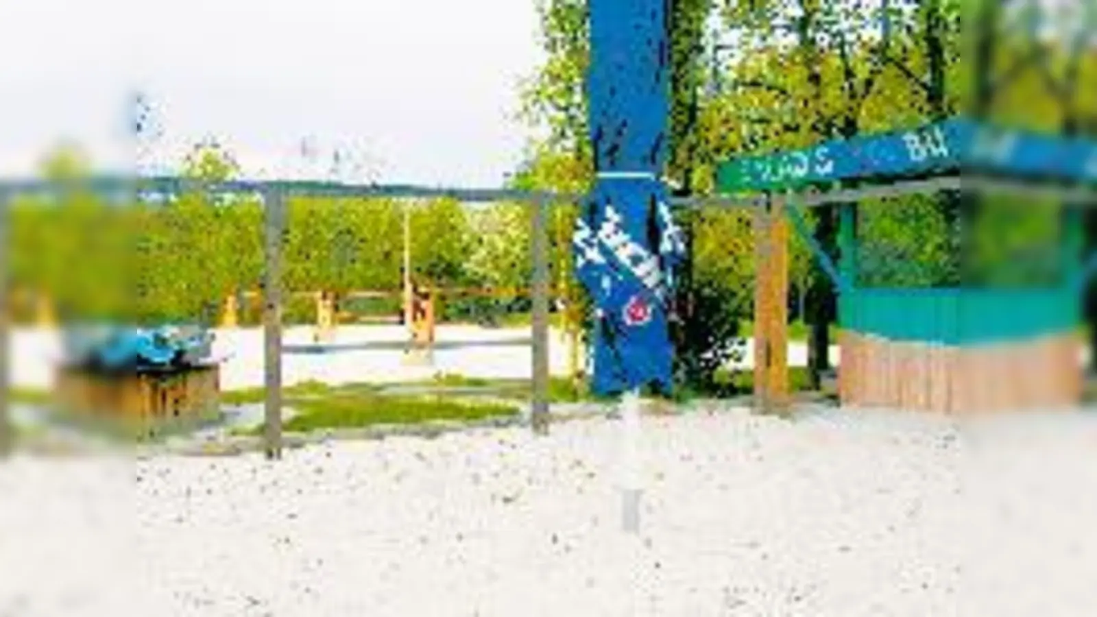 Die Erweiterungen an der Beachvolleyball-Anlage von Robert Finkel (kl. Foto) sind verschwunden, dafür hat der Bayerische Volleyball-Verband als neuer Pächter den Saisonstart vorbereitet.	 (Fotos: ds/cr)