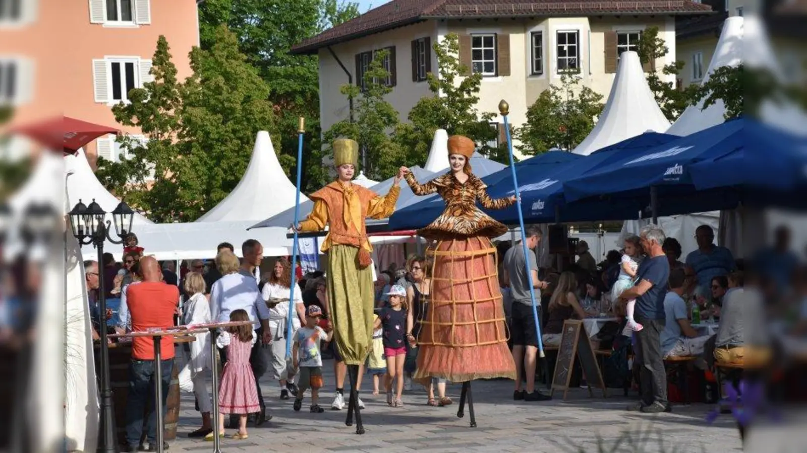 Buntes Treiben auf dem Kirchplatz. Die Stelzenläuferinnen in ihren tollen Kostümen zogen bei der Französischen Woche viele Blicke auf sich. (Foto: Hauck)