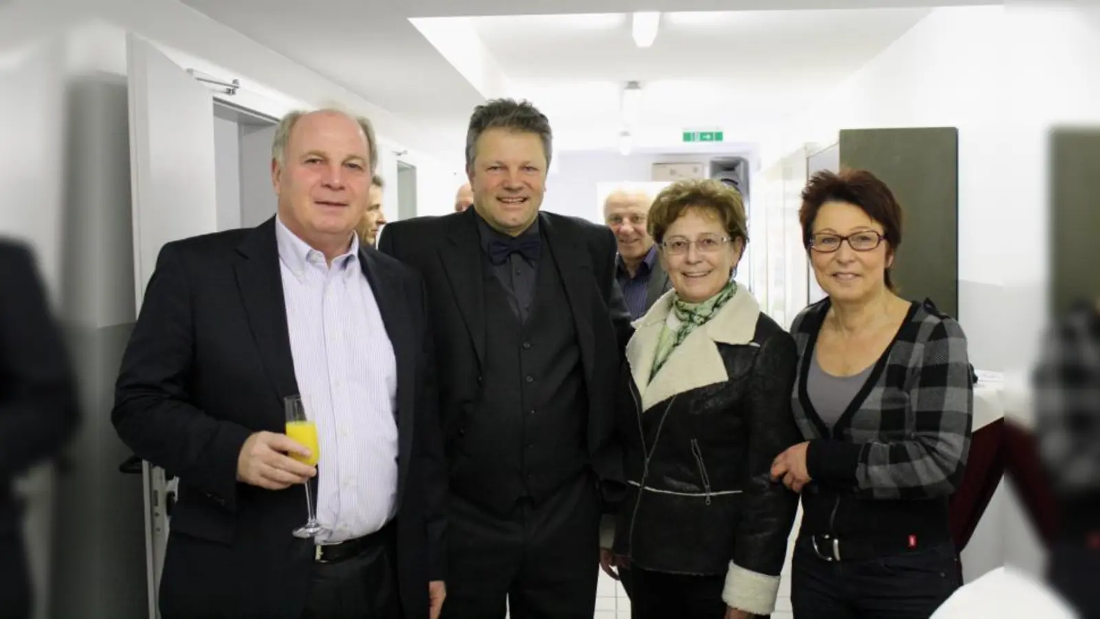 Uli Hoeneß, Präsident des FC Bayern München, Michael Franke, 1. Vorsitzender der FT Gern, Ingeborg Staudenmeyer, Vorsitzende des BA 9, und Daniela Lahm, Jugendleiterin der FT Gern, bei der Einweihungsfeier für die neuen Kabinen (v.l.). (Foto: sb)