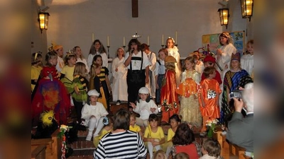 Für ihr schwungvolles Musical „Himmel und Erde“ erhielten die Sängerinnen und Sänger des Adventskirchen-Kinderchores ganz viel Applaus. (Foto: Eva Schraft)