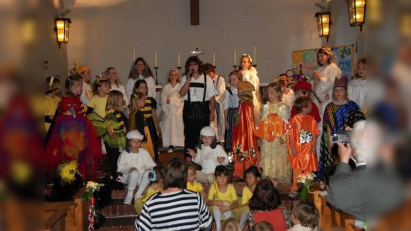 Für ihr schwungvolles Musical „Himmel und Erde“ erhielten die Sängerinnen und Sänger des Adventskirchen-Kinderchores ganz viel Applaus. (Foto: Eva Schraft)