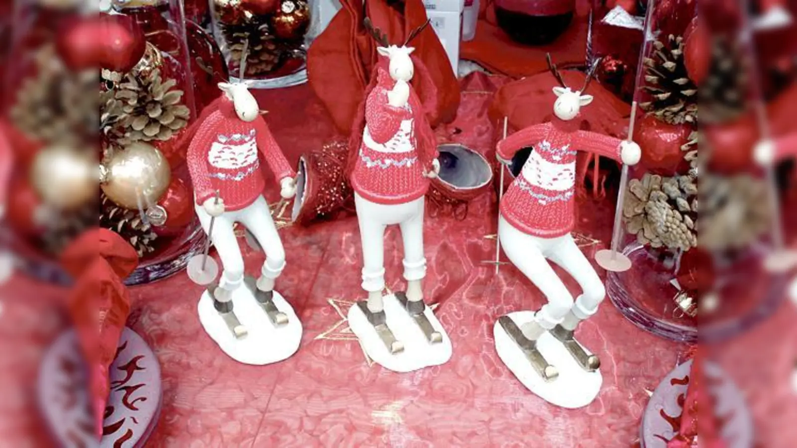 Die Weihnachtsdeko auf dem Haarer Christkindlmarkt wird künftig draußen auf den Kirchenplatz verkauft.	 (Foto: hw)