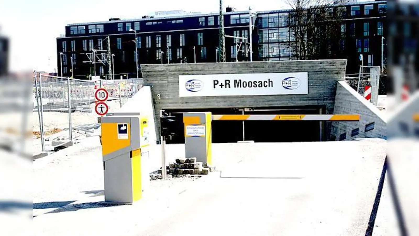 Die fehlende technische Abnahme eines Brandschutztores macht den Moosachern das Leben schwer. 	 (Foto: Wally Schmidt)