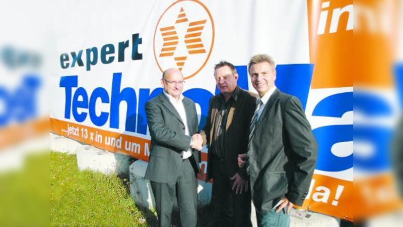 Strahlende Gesichter: Peter Hüller (Bildmitte), Vermieter der Immobilie, besiegelt per Handschlag die Übergabe des ehemaligen ProMarkts in Gräfelfing an die neuen Inhaber Paul Randolf (l.) und Peter Melzl (r.), geschäftsführende Gesellschafter expert TechnoMarkt. (Foto: pi)