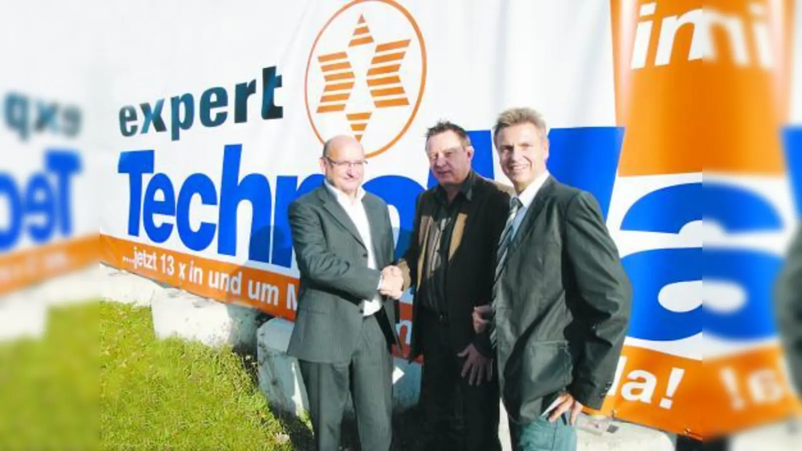 Strahlende Gesichter: Peter Hüller (Bildmitte), Vermieter der Immobilie, besiegelt per Handschlag die Übergabe des ehemaligen ProMarkts in Gräfelfing an die neuen Inhaber Paul Randolf (l.) und Peter Melzl (r.), geschäftsführende Gesellschafter expert TechnoMarkt. (Foto: pi)