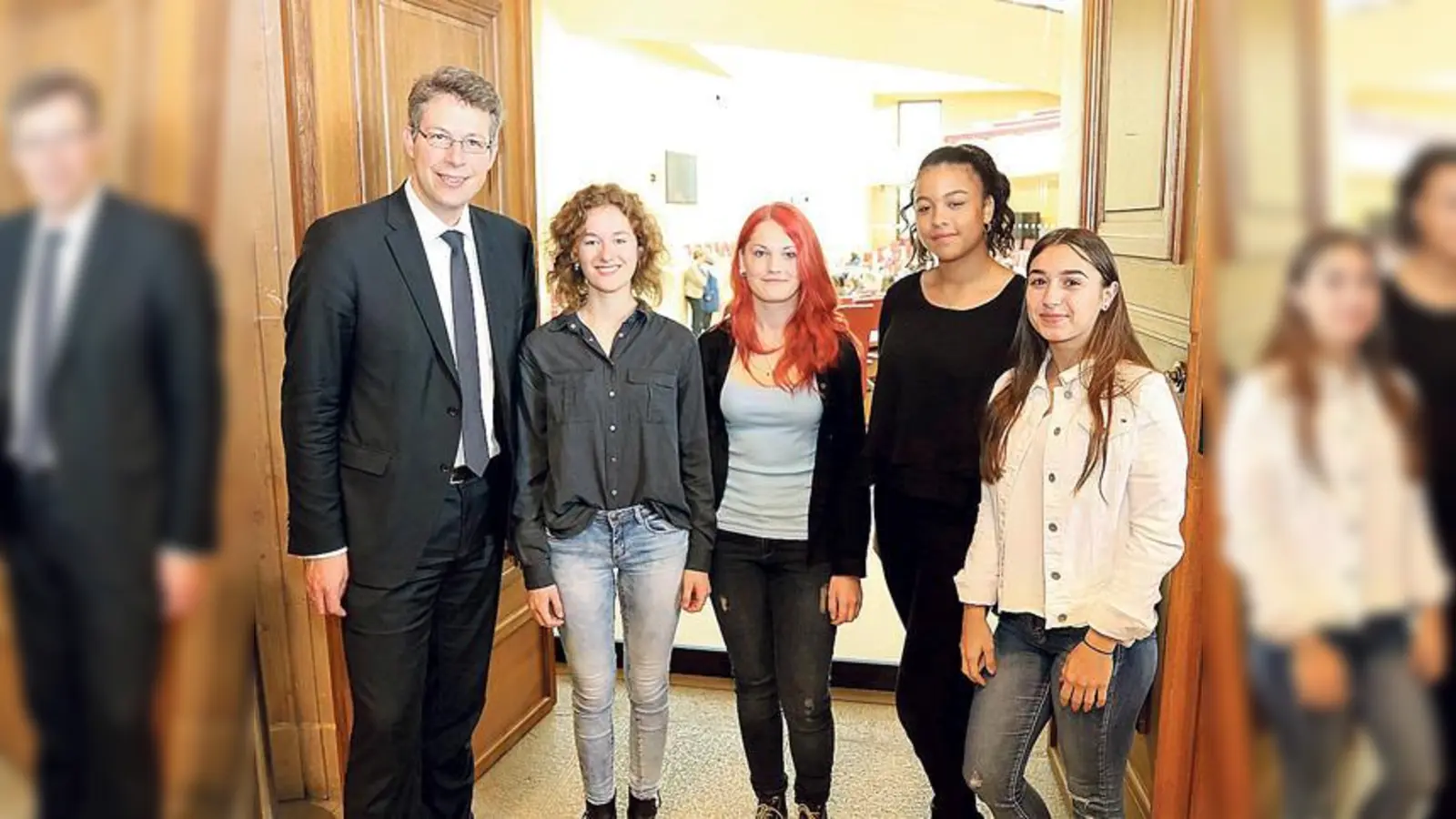 MdL Markus Blume mit Schülerinnen vom Michaeli-Gymnasium und dem Städtischen Heinrich-Heine-Gymnasium.	  (Foto: Abgeordnetenbüro)