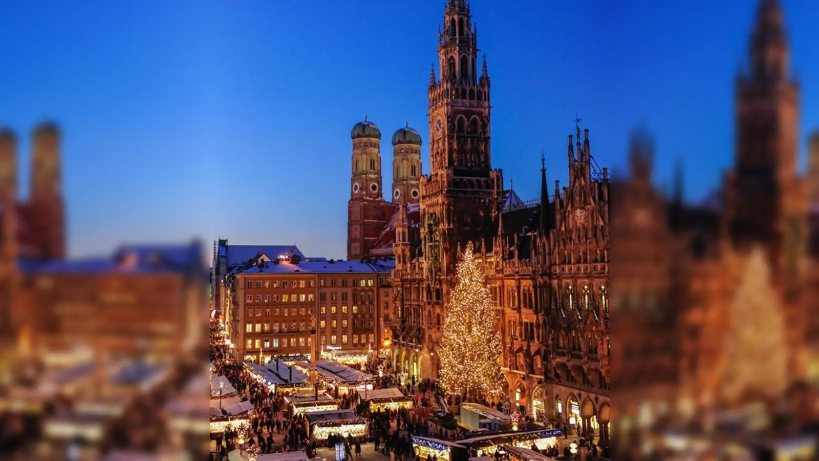 Die Stände stehen, der Baum leuchtet, der Christkindlmarkt ist eröffnet.	 (Foto: Lukas Barth, München Tourismus)