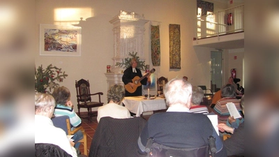 Nach 13 Jahren regelmäßigem Gottesdienst einmal im Monat im BRK Schloss <br>Garatshausen, Pflegen und Wohnen am See, verlässt Pfarrerin Ulrike <br>Wilhelm die Stelle in Tutzing und wechselt nach Garmisch-Partenkirchen. <br>Gemeinsam mit den Bewohnern von Garatshausen feierte sie ihren <br>Abschiedsgottesdienst unter dem Thema “lebendiges Wasser“. Mit Gitarre und <br>Gesang zu dem von ihr selbst gedichtetem Lied „Lebendiges Wasser, fließt <br>nicht zurück“ wurde ihr Abschied gefeiert. (Foto: BRK Starnberg)