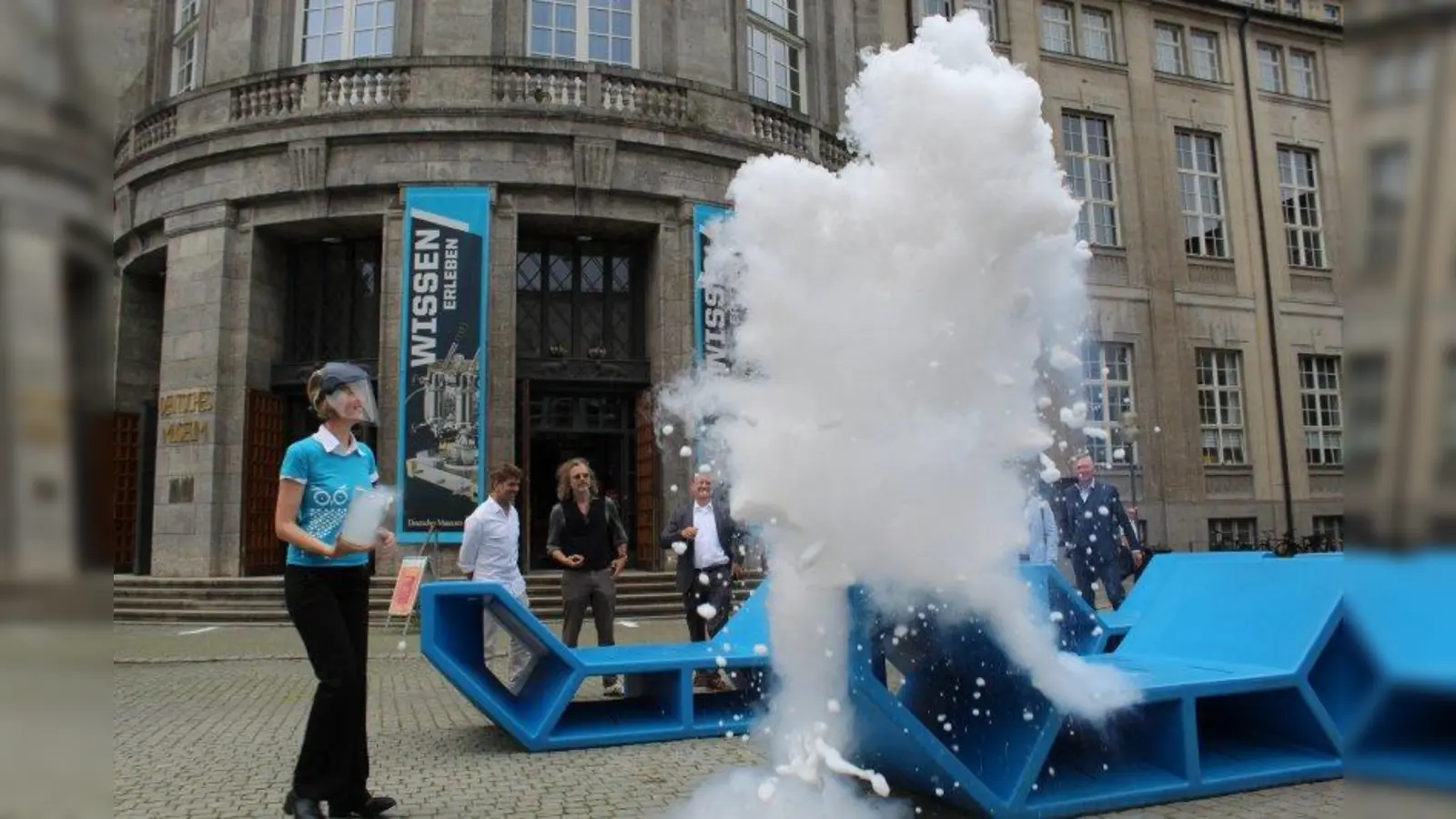 Mächtig Dampf produziert so eine Stickstoff-Vorführung. (Foto: Deutsches Museum)