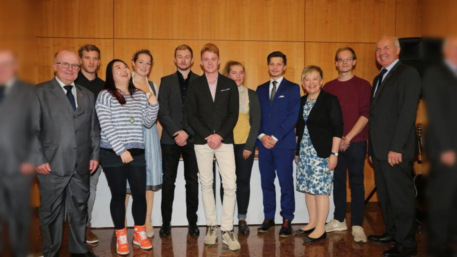 Handwerkskammerhauptgeschäftsführer Dr. Lothar Semper (links), Oberbayerns Regierungspräsidentin Brigitta Brunner (3.v.r.) und Handwerkskammerpräsident Franz Xaver Peteranderl (rechts) ehrten die Kammersieger aus München. (Foto: Rudi Baier)