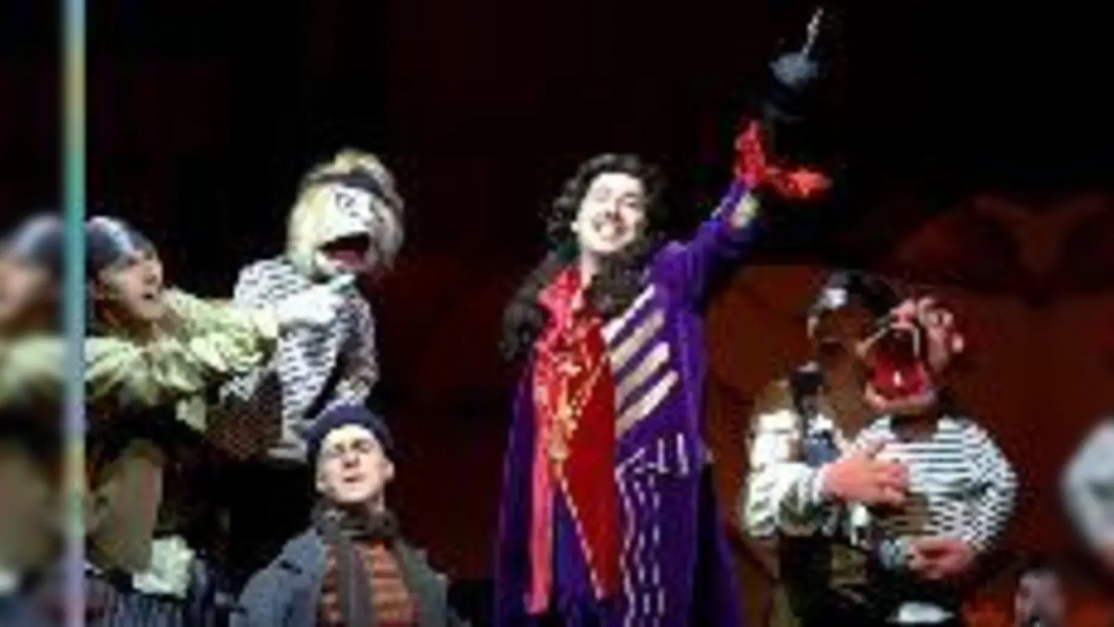 Der böse James Hook lehrt die Kindern das Fürchten  nicht bei Christian Berg, hier wird viel gelacht. 	 (Foto: MTC)