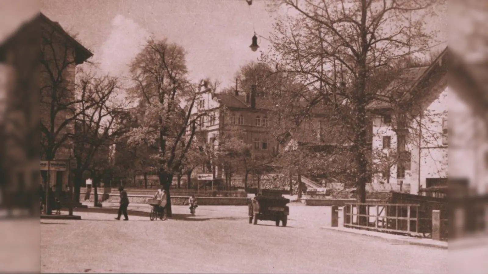 Schauplatz des Einmarsches der Amerikaner am 30. April 1945: der Tutzinger-Hof-Platz. Das wahrscheinlich aus der Zeit gleich nach Kriegsende stammende Bild zeigt den Blick auf den Platz mit dem Biergarten des Tutzinger Hofs, dahinter den Rosenhof. (Foto: Stadtarchiv Starnberg/Bestand Wörsching)