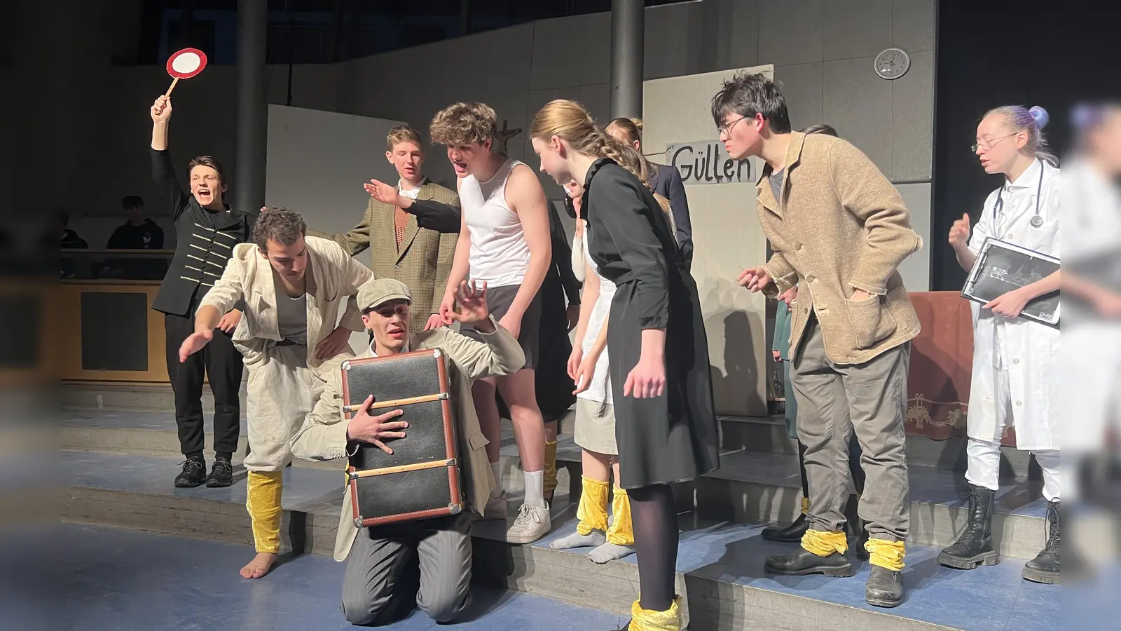 Alfred Dill (Fabian Schoening) will fliehen, aber die Bürger lassen ihn nicht gehen. (Foto: Susanne Hauck)