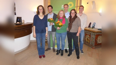 Die Mitglieder des Vorstandes (v.l.): Marion Seitz, Simon Melardi, Sabine Maier, Valentin Wiedenhofer, Jacqueline Reddig und Robert Bayer. (Foto: Partei)