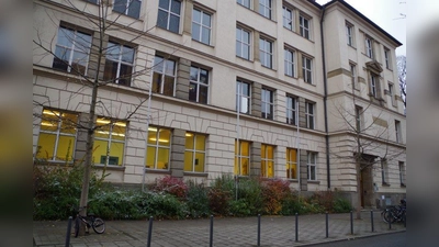 An der Längsseite der Bergmann-Schule könnten drei weiße Rosenbüsche daran erinnern, dass die Schule Bezug zur „Weiße Rose“ hat – eine Idee vom Stadtteilbewohner Udo Gerlicher. (Foto: kö)