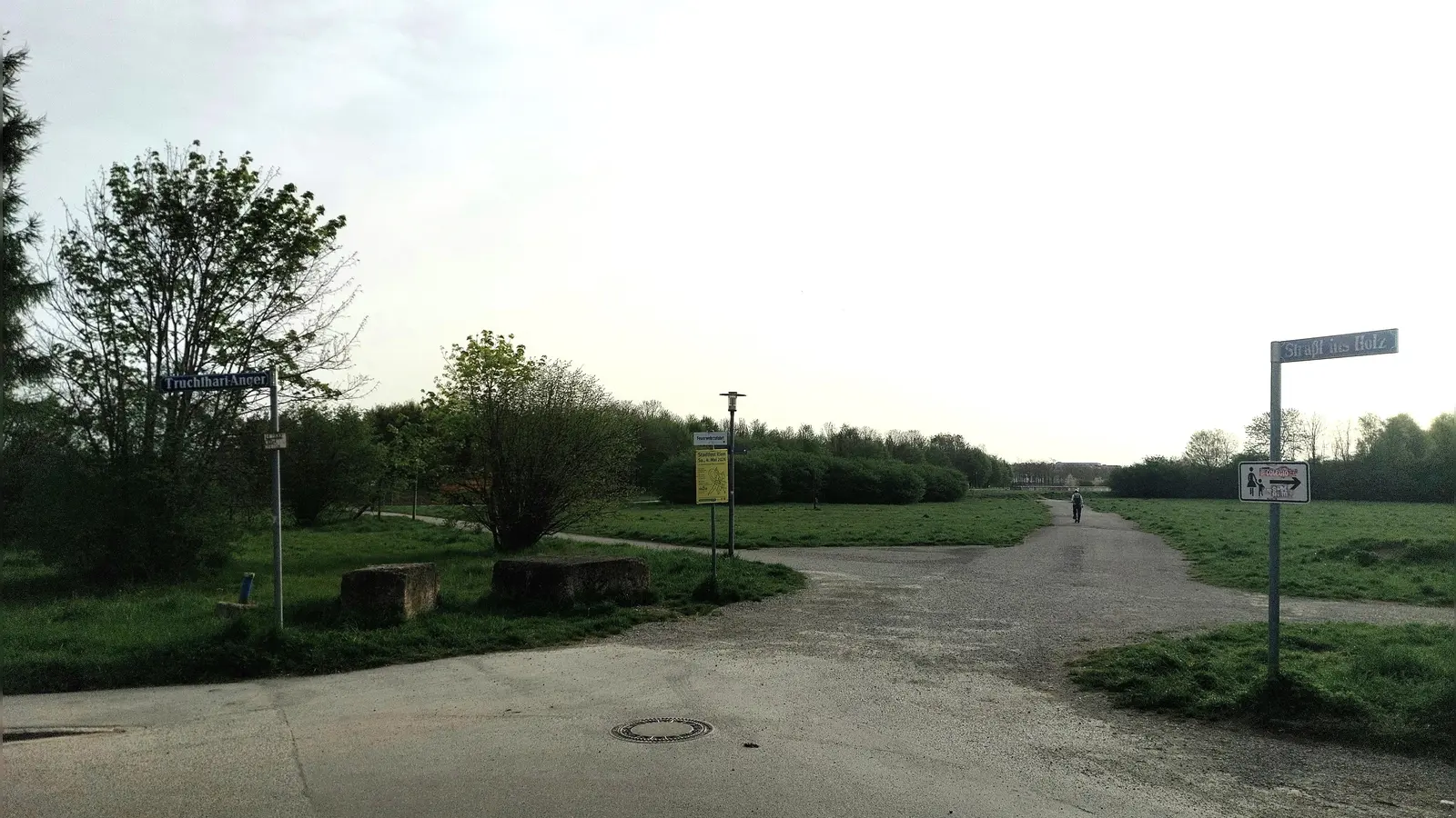 In Kirchtrudering verläuft die Bebauungsgrenze bislang entlang des Truchthari-Angers und des Straßl ins Holz. Nördlich und östlich der Straßen ist der fünfte Bauabschnitt der Messestadt Riem geplant. (Foto: bas)