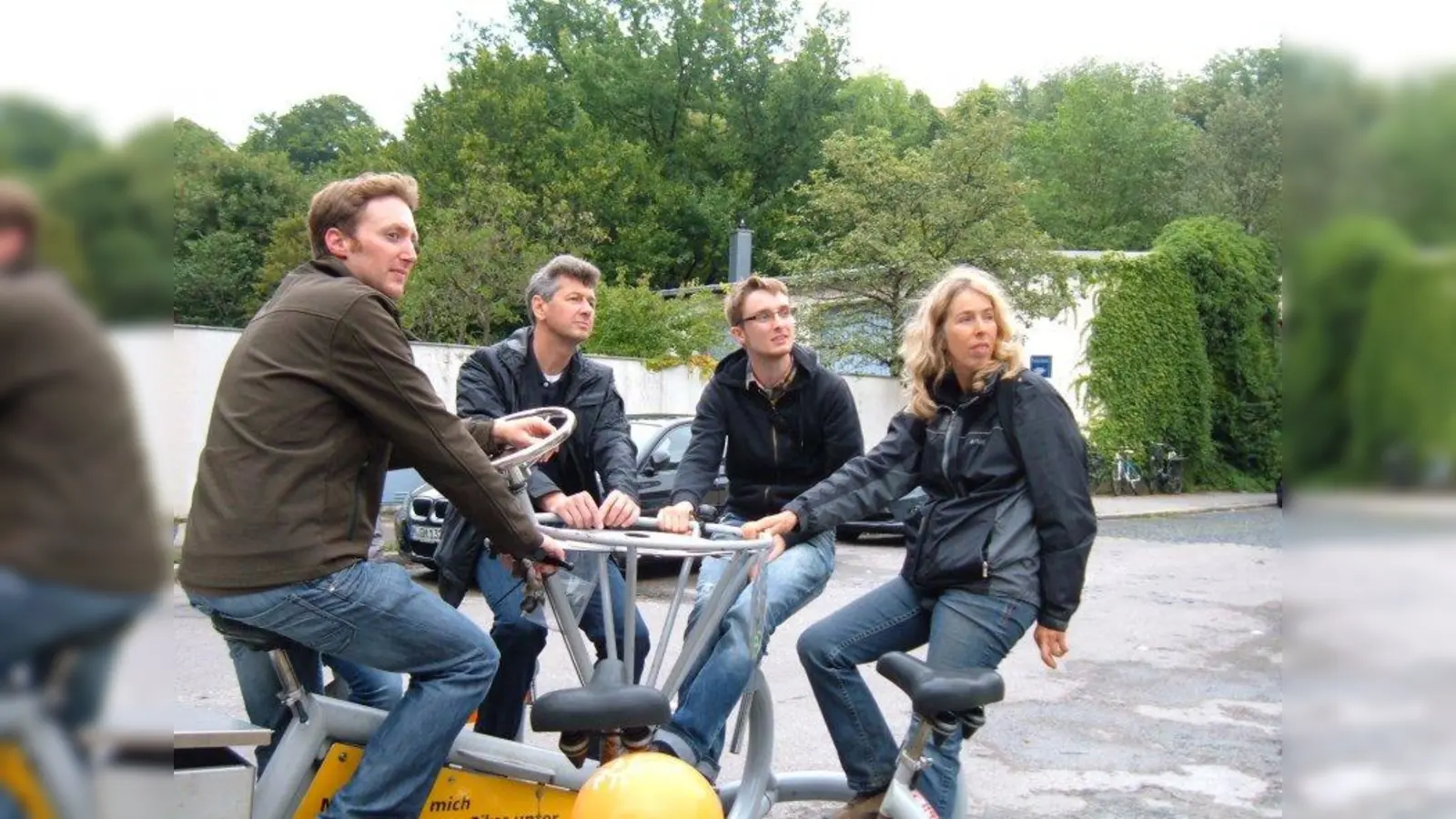 Ortstermin auf dem Konferenz-Rad (v. re. n. li.): Alexandra Cavelius, Maximilian Heisler, Prof. Dr. Michael Piazolo und dessen Stimmkreisreferent  Johannes Lindinger. (Foto: AH)