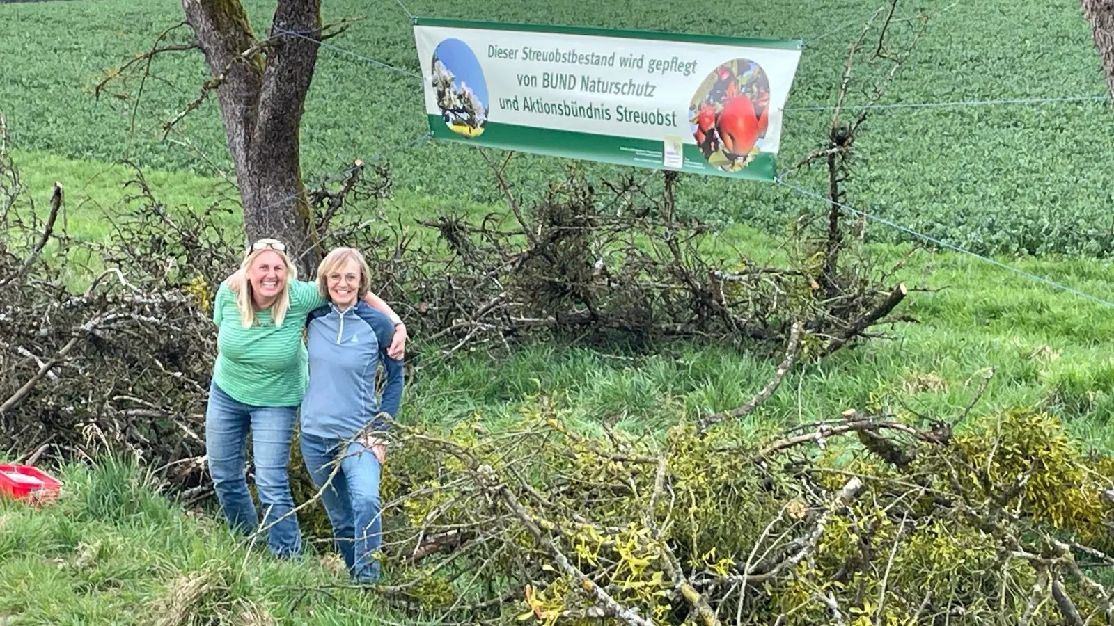Regina Wegemann und Katja Holzknecht gehörten zu den fleißigen Helfen bei der Pflege der Apfelallee. (Foto: BN EBE)