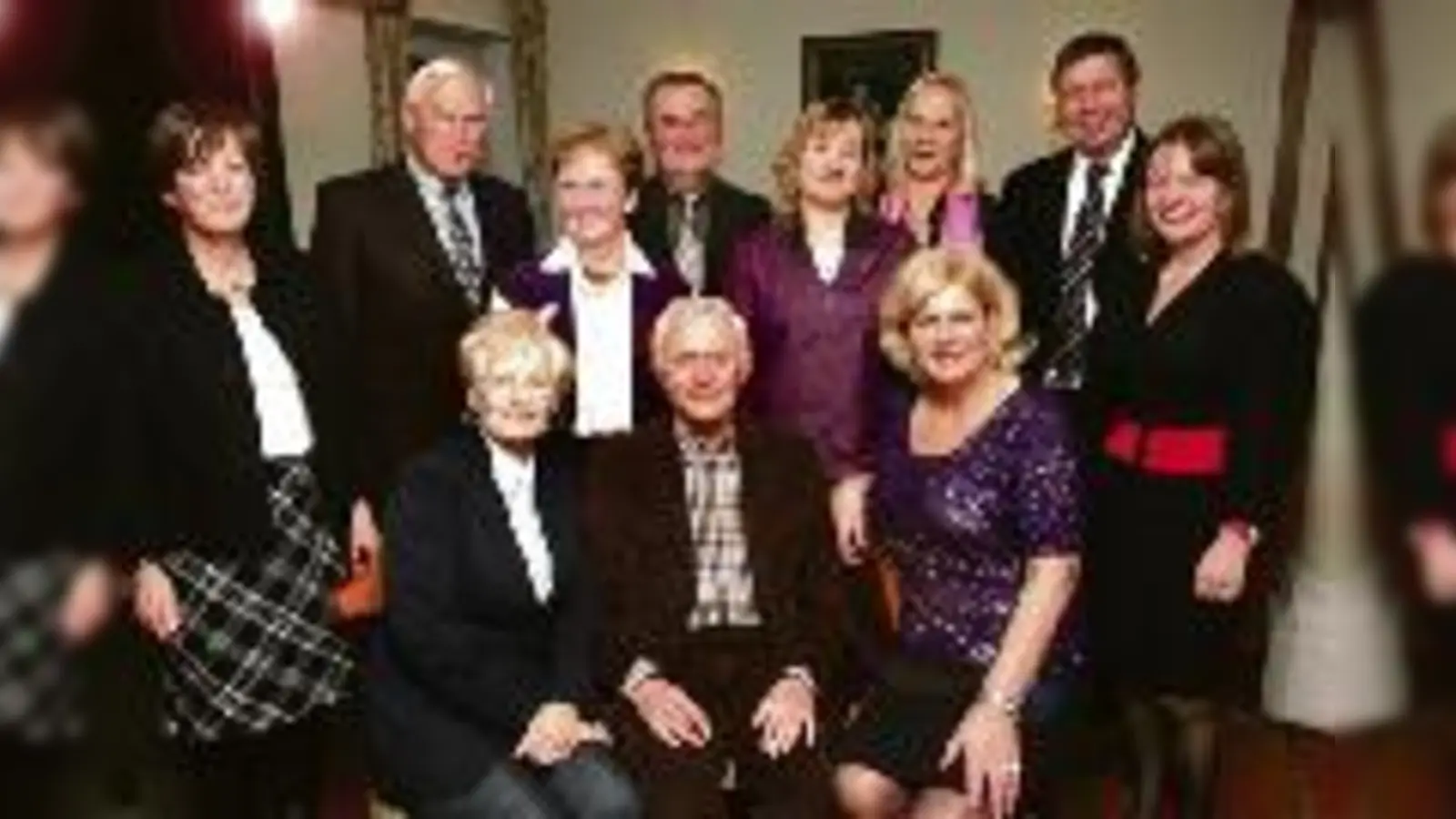 Der BLLV in Freising ehrte seine langjährigen Mitglieder  und die Vorsitzende, Kerstin Rehm (sitzend, rechts) rechnete mit der Schulpolitik der bayerischen Landesregierung  (ab.Foto: BLLV)