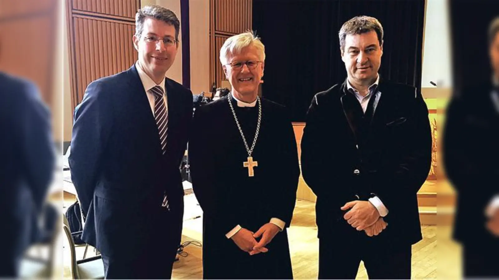 Landesbischof Professor Heinrich Bedford-Strohm mit den Mitgliedern der Landessynode Markus Blume (li.) und Staatsminister Dr. Markus Söder (re.).	 (Foto: privat)