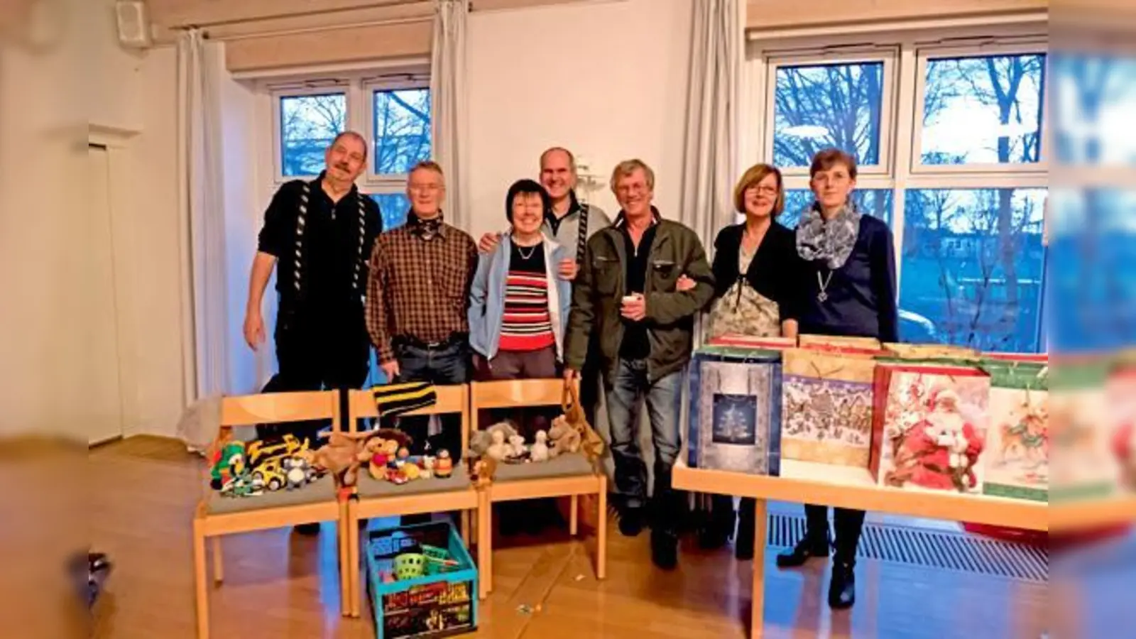 Die EASY-Biker übergaben Weihnachtsgaben an den Höhenkirchner Tisch. 	 (Foto: VA)