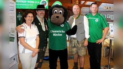 Die Standbetreuer v.l.n.r.: Brigitte Bletz (2.Abteilungsleiterin Stockschützen), Andreas Wirth (3.Vorsitzender), Maskottchen Fasi, Walter Schmidkonz (1.Vorsitzender) und Helmut Weltmaier (Pressesprecher).  (Foto: Verein)