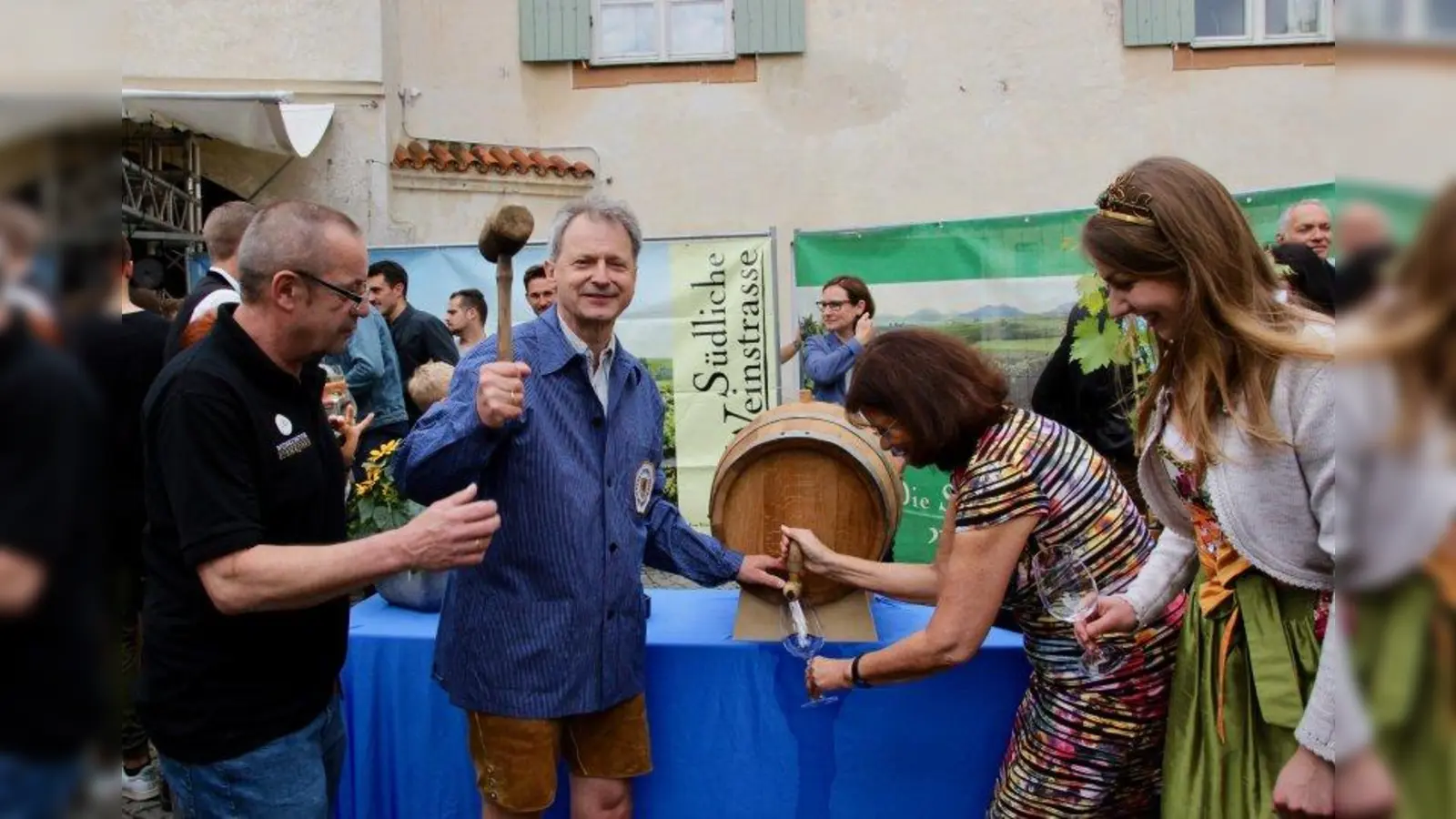Andreas Ellmaier, Vorsitzender des Blutenburger Vereins beim Anstich des Müller-Thurgaus, rechts daneben Landrätin Theresia Riedmaier und Weinprinzessin Christina Fischer. (Foto: us)