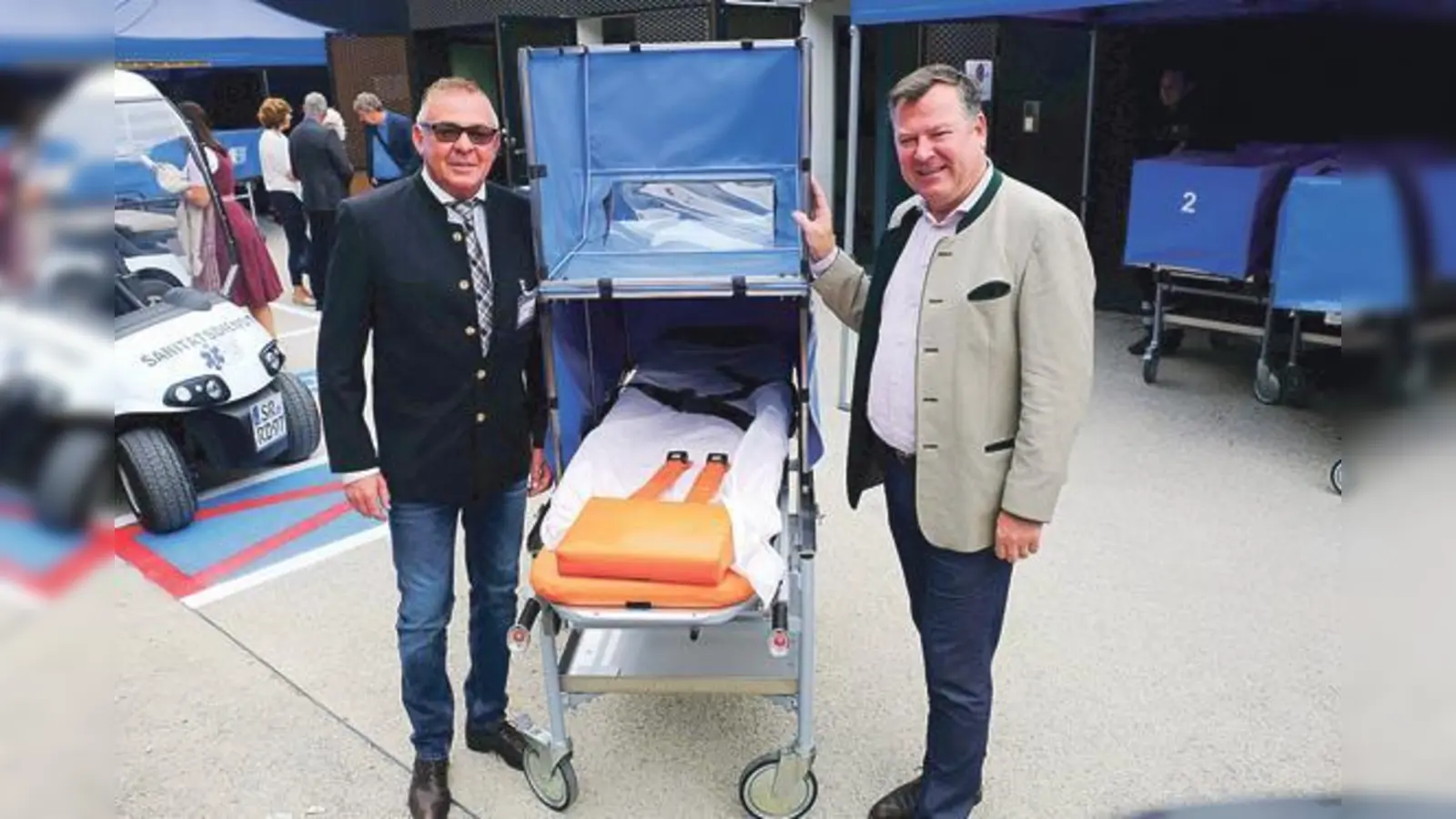 Bürgermeister Josef Schmid ließ sich von Peter Aicher, Geschäftsführer der Aicher Ambulanz Group, die neue Sanitätswache auf der Wiesn zeigen.	 (Foto: Robert Bösl)