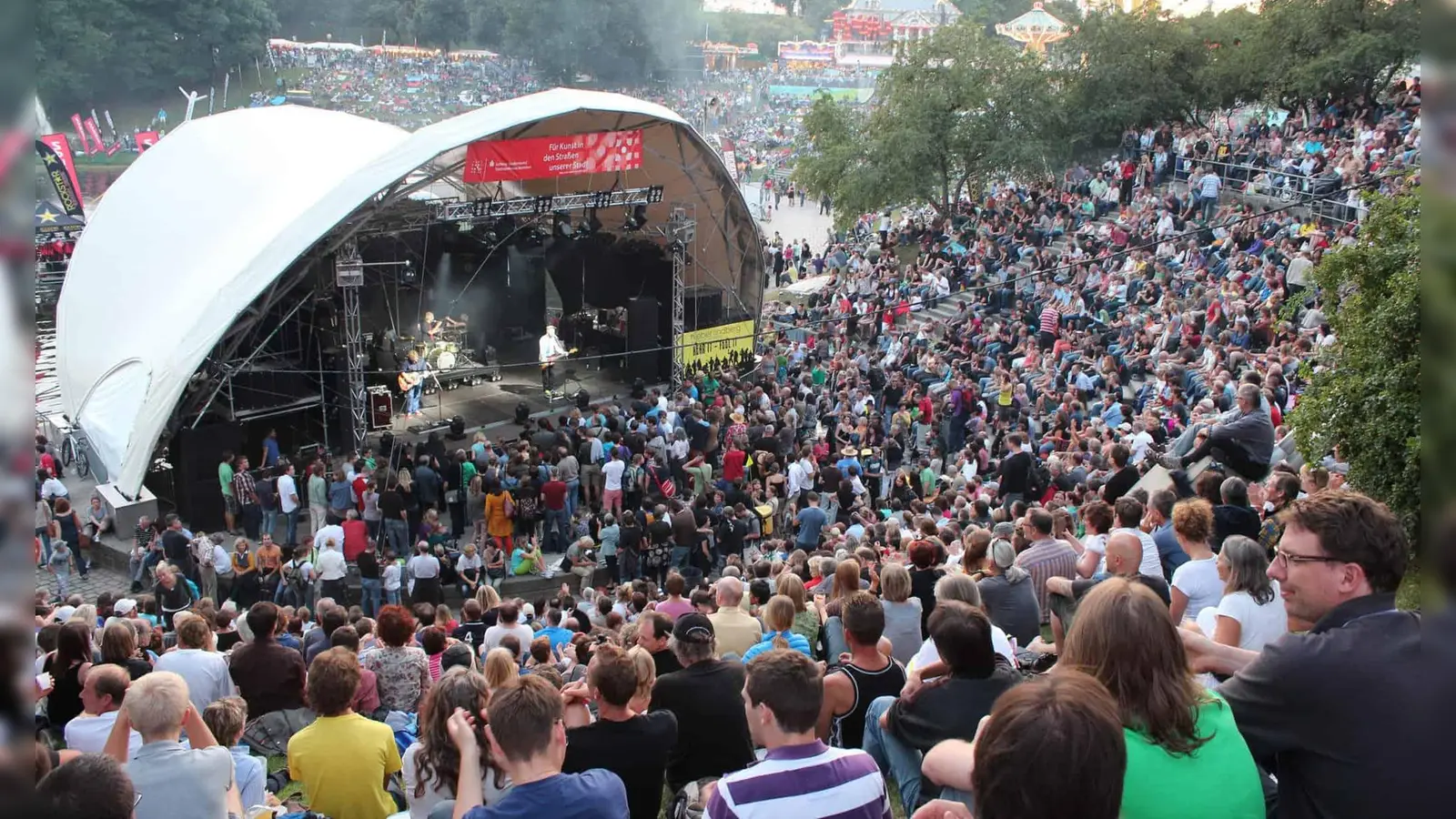 So kennt man sie, so liebt man sie – die Seebühne Theatron im Olympiapark.  (Foto: Judith Becker)