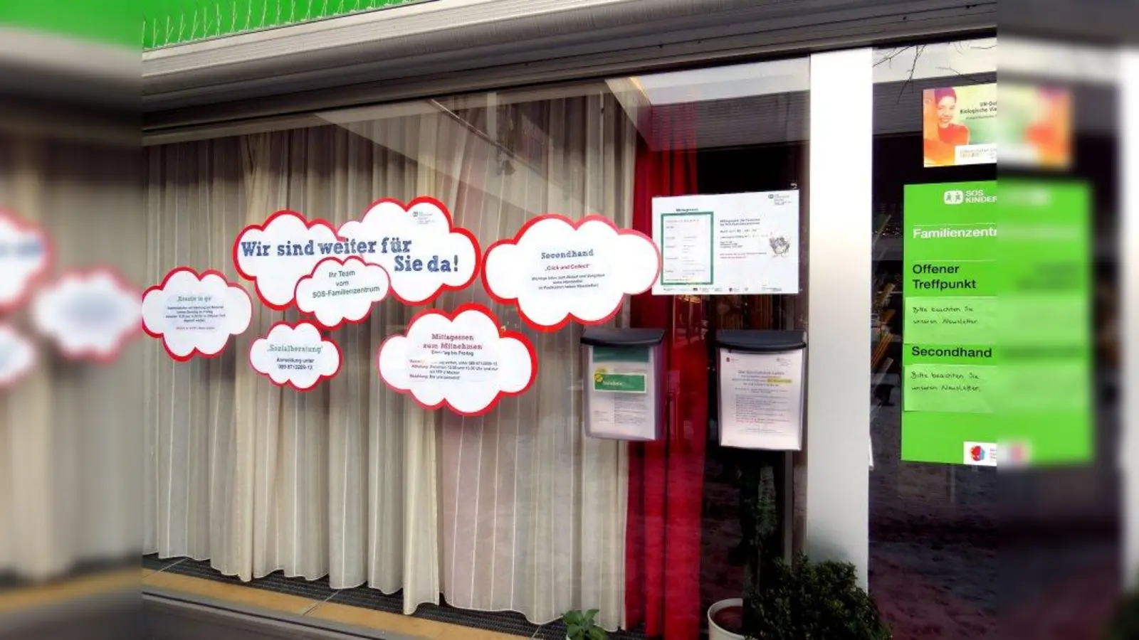 „Wir sind weiter für Sie da!”, steht im Schaufenster des SOS-Familien- und Kindertageszentrums in der Wiesentfelser Straße. Das Zentrum will Familien auch im Lockdown bestmöglich unterstützen. (Foto: SOS-Familien- und Kindertageszentrum)