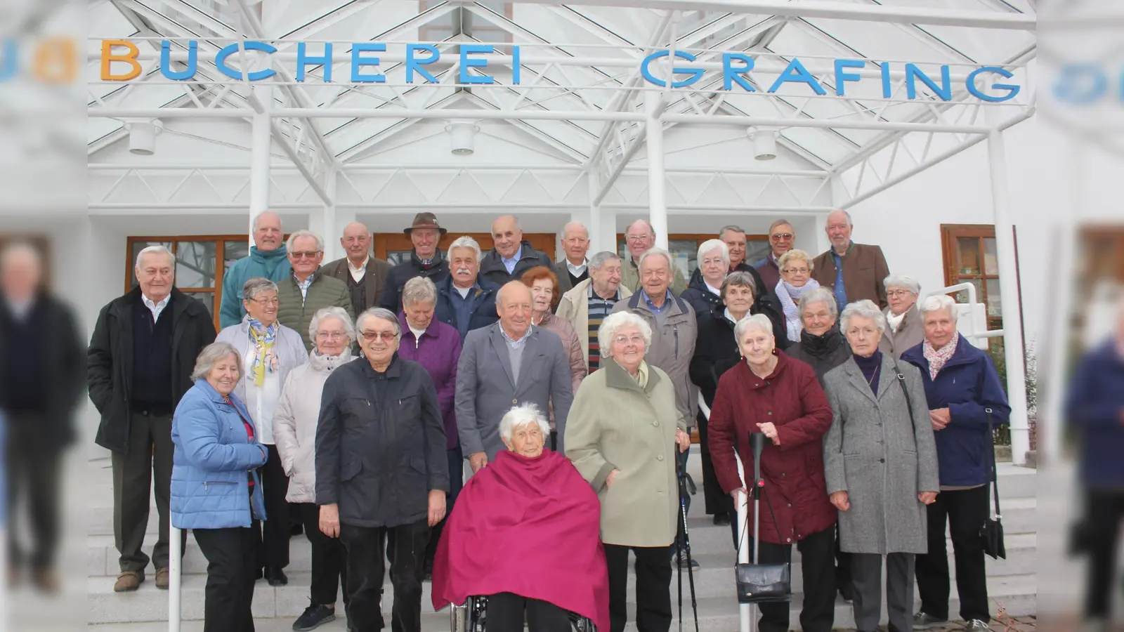 Auch Lehrerin Irma Janisch (vorne Mitte) ließ es sich nicht nehmen, mit 97 Jahren an dem Treffen teilzunehmen. (Foto: Franz Bauer)