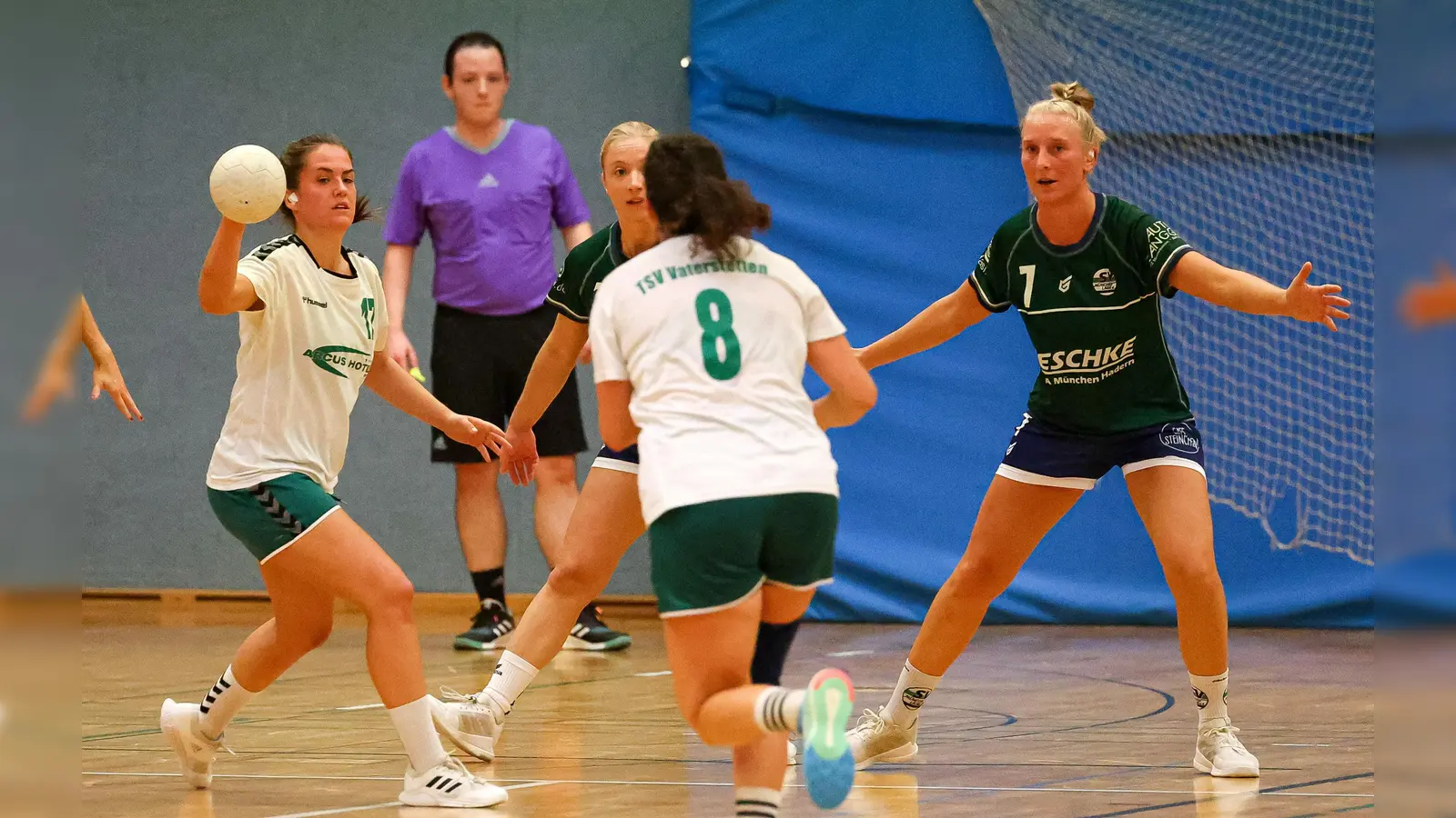 TSV Vaterstetten (weiß) gegen SV München-Laim in der Frauen-Bayernliga: Handball in und um München ist fast ausschließlich eine regionale Angelegenheit. (Foto: Christian Riedel)
