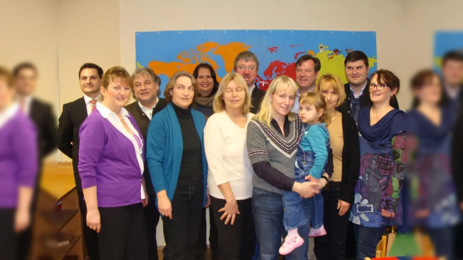 Zur Einweihung konnten viele Gäste begrüßt werden: hinten, v.l. Roger Tosetto (Hausleiter Möbel Höffner), Dr. Josef Assal (Vorsitzender BA 22, SPD), Graciela de Cammerer (Vorsitzende der SPD Obermenzing, Mitglied im BA 21), Christian Müller (Stadtrat, Vorsitzender BA 21), Josef Schmid (Stadtrat, Fraktionsvorsitzender CSU), Sebastian Kriesel (BA 22, Fraktionssprecher der CSU), vorne, v.l. Monika Assal (BA 22, Kinderbeauftragte, SPD), Dagmar Mosch (BA 22, Jugendbeauftragte, Bündnis 90/Die Grünen), Karin Binsteiner (1. stellv. Vorsitzende des BA 22, Bündnis 90/Die Grünen), Nadine Putze-Winkelmann mit Tochter (Kommunalreferat), Sabine Stimmer (MOMUC-Vorstand), Petra Sander (Kinderhausleitung) (Foto: MOMUC e.V.)