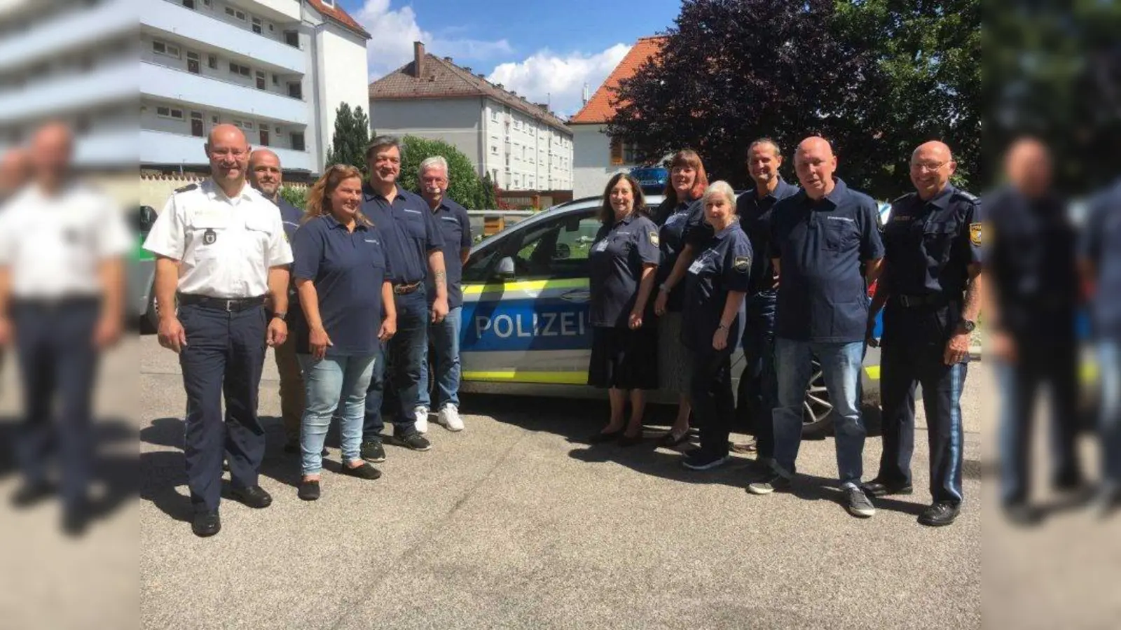 Dienststellenleiter Christian Wittstadt (links) und stellvertretender Dienststellenleiter Reinhard Endreß (rechts) mit Bürgern der Sicherheitswacht (von links): Wolfgang Szimon, Monika Rückerl, Udo Ernst, Helmut Pestinger, Monika Schwaiger, Susanne Schuster, Karin Heß-Sappl, Florian Niemeier und Bodo Krombach. (Foto: PI 15)