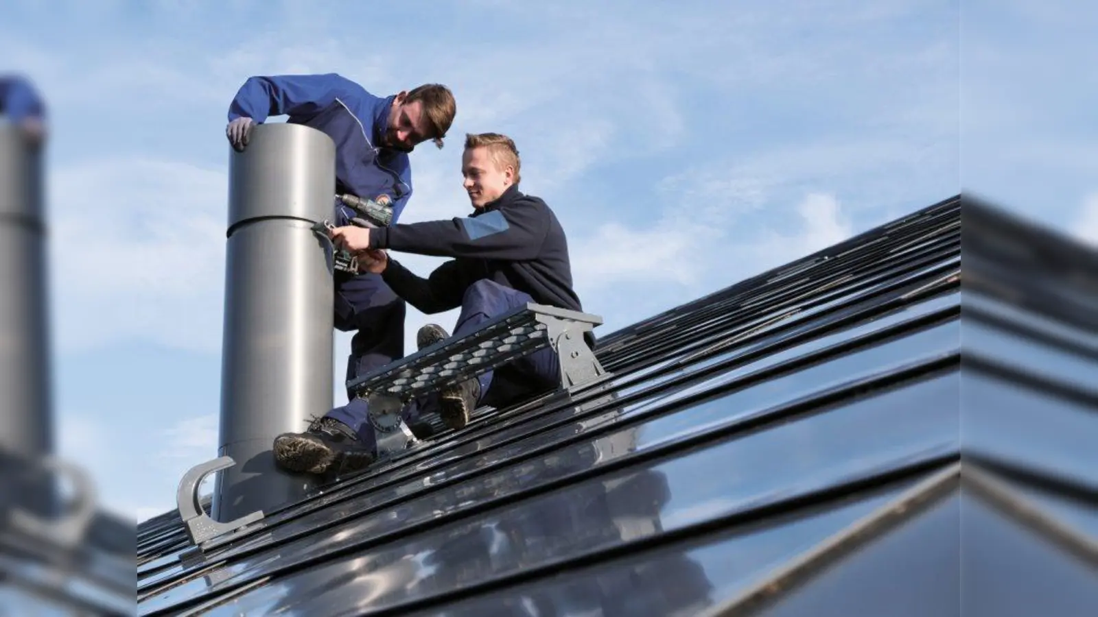 Was viele nicht wissen: Metalldächer werden vom Klempner montiert. Jugendliche, die herausfinden wollen, wie die Metallspezialisten im Baugewerbe arbeiten, können den Beruf im Rahmen eines Schülerpraktikums kennenlernen. (Foto: ZVSHK/txn)