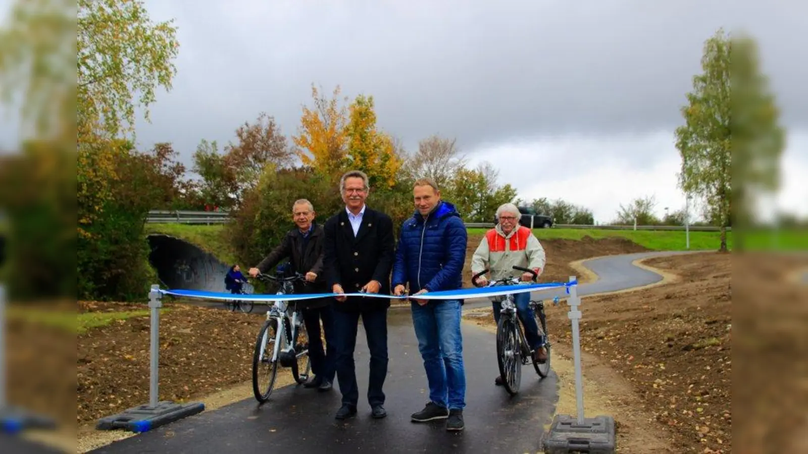 Unfallschwerpunkt beseitigt! Betriebshofleiter Manfred Wolf, Bürgermeister Heinrich Hofmann, Stephan Gruber aus dem Staatlichen Bauamt in Freising und der Planegger Mobilitätsbeauftragte Roman Brugger (v.l.) eröffnen den Radweg am Ortseingang von Martinsried. (Foto: us)